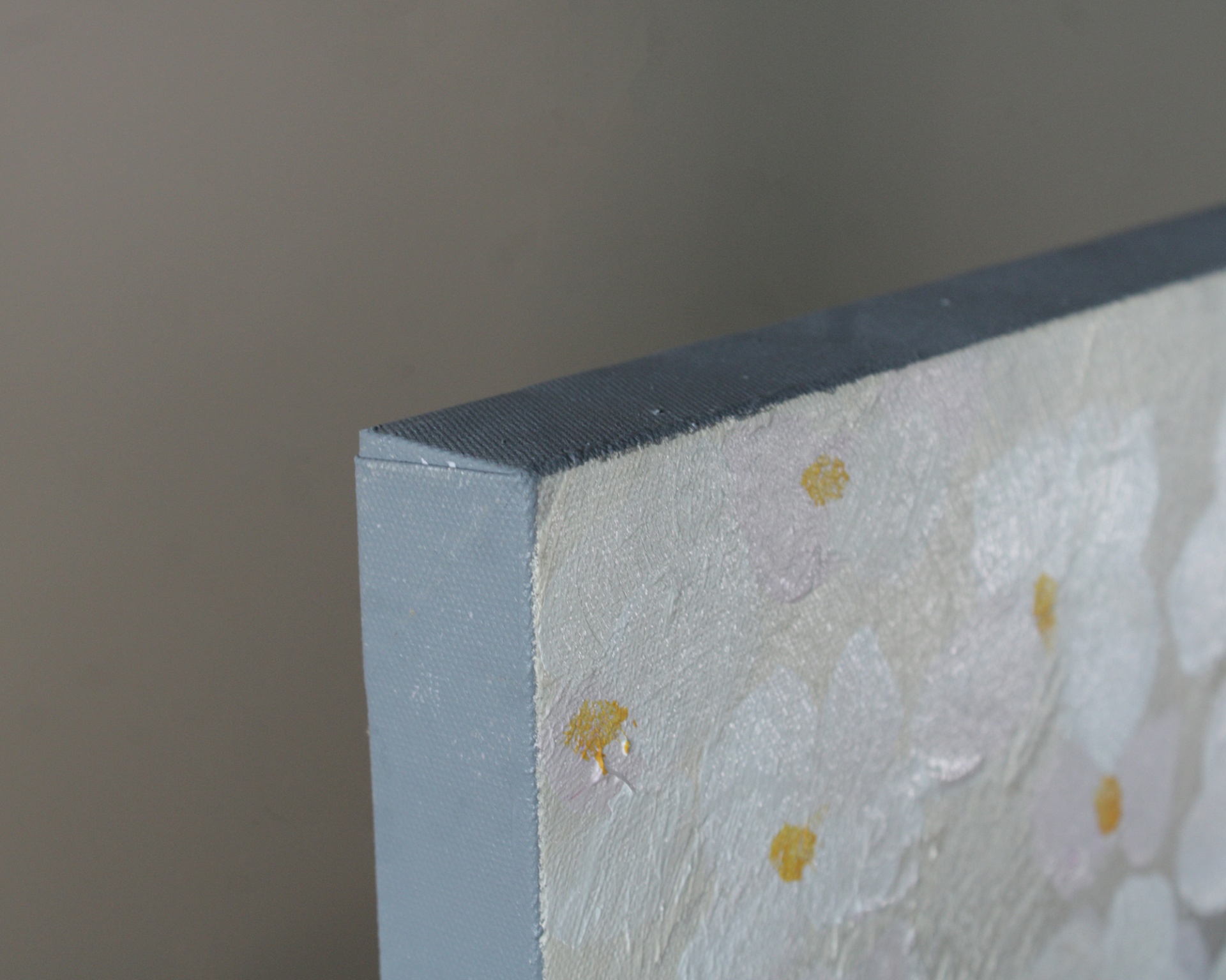 Tela pintada com flores brancas e detalhes amarelos