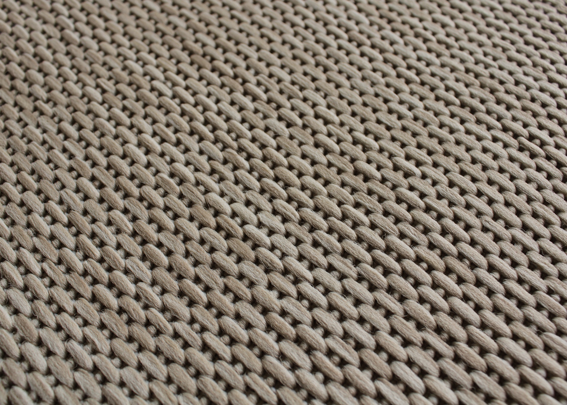 tecido trançado bege com textura volumosa