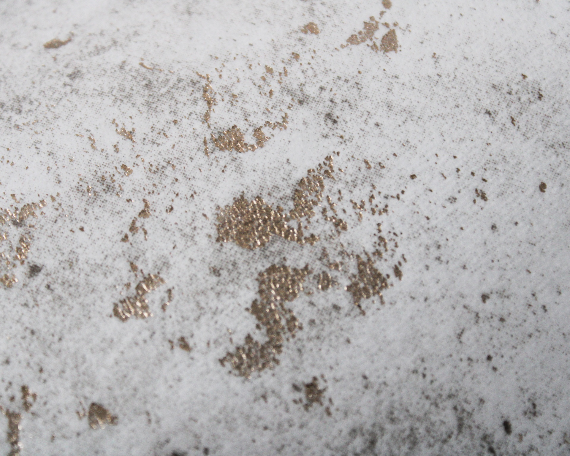 Textura branca com manchas douradas metalizadas irregulares