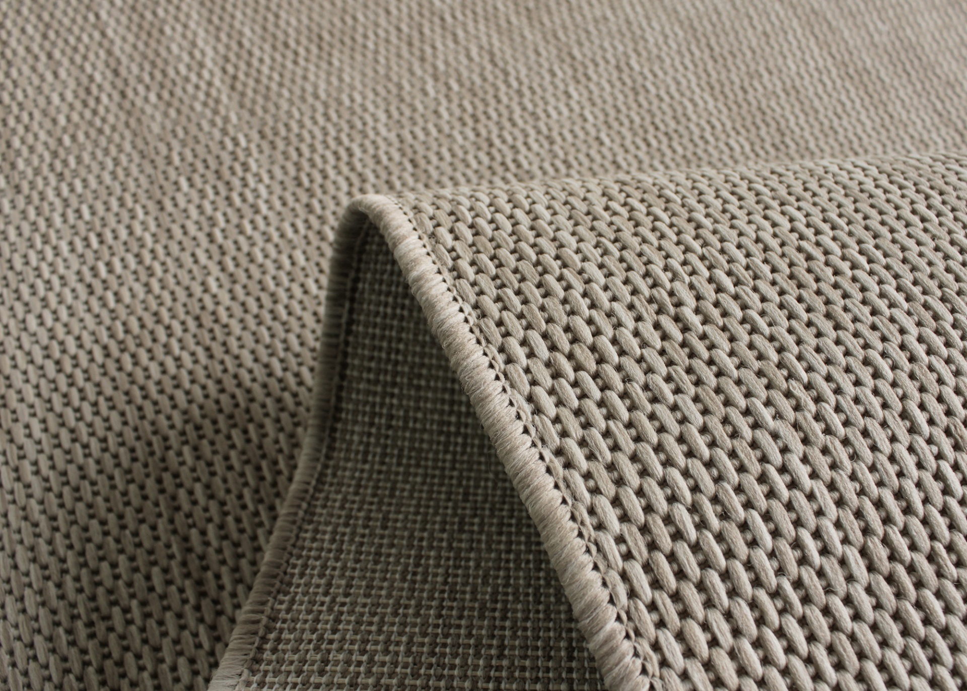 Tapete bege com padrão texturizado em relevo