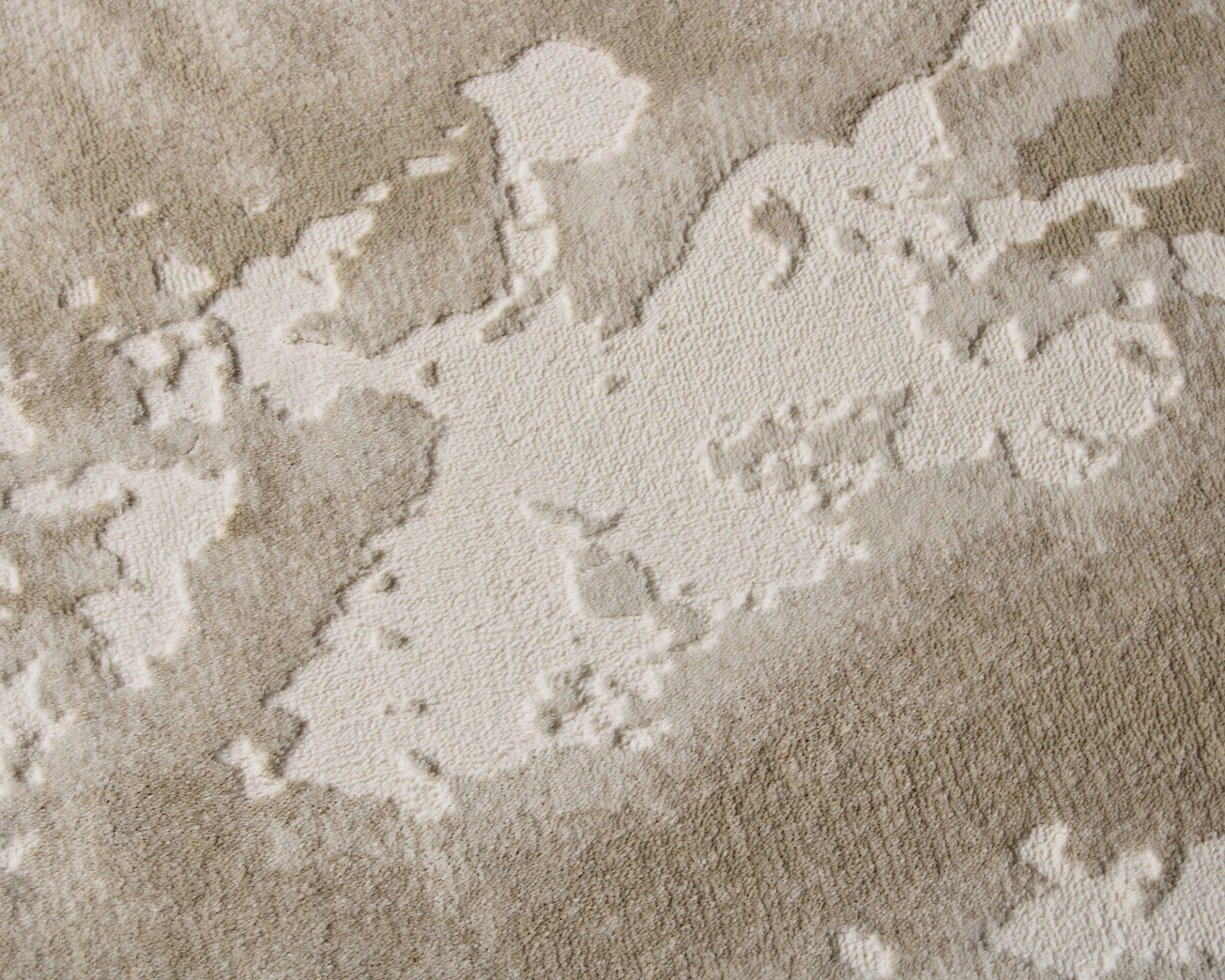 Tapete bege e creme com padrão abstrato em relevo