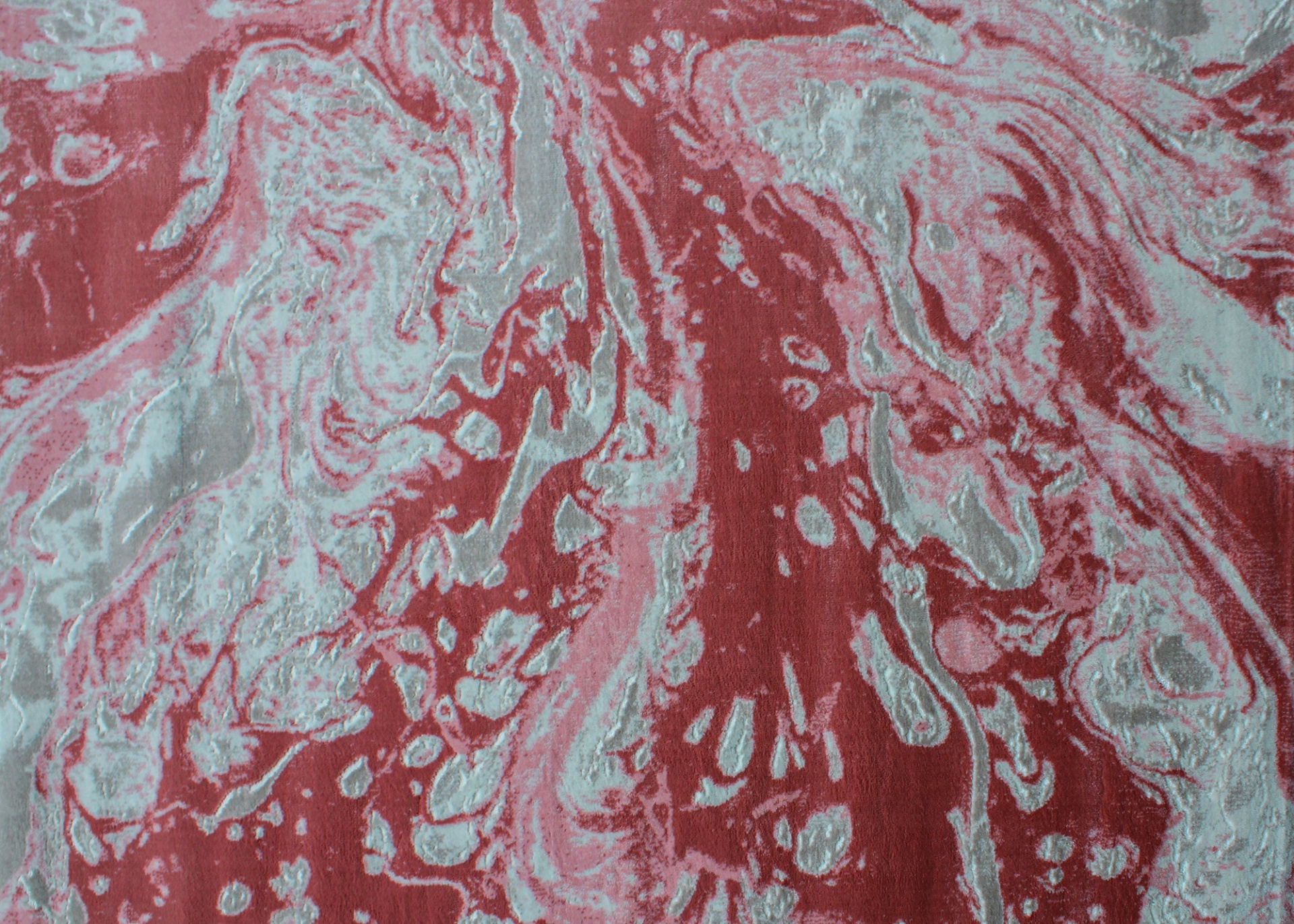 Padrão têxtil vermelho e cinza claro com efeito fluído abstrato