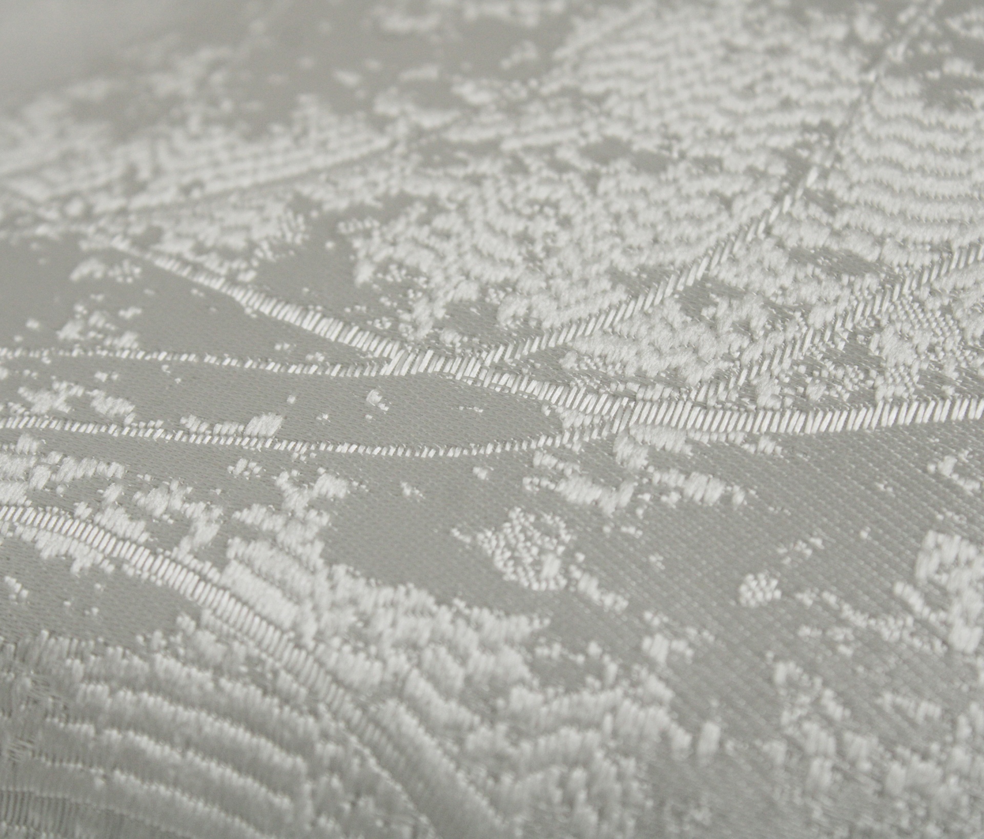 Tecido branco com padrão floral em relevo e textura detalhada