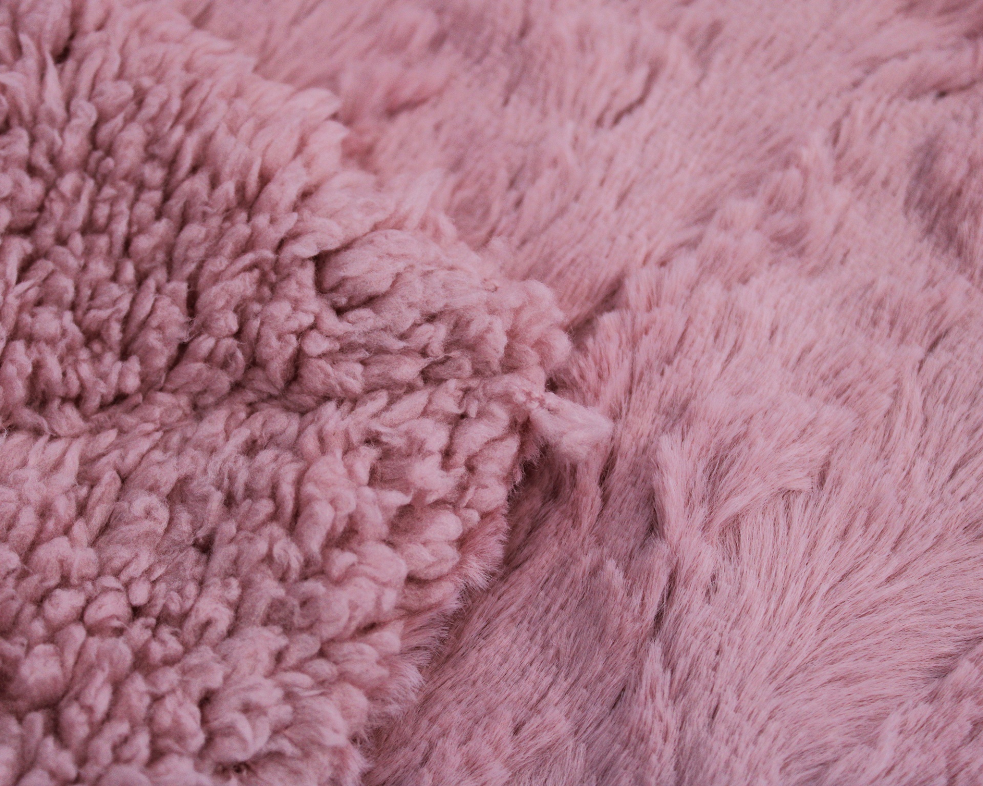 Tecidos rosa felpudo e de malha grossa