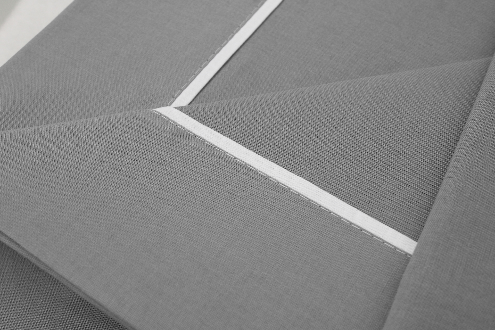 Molas de colchão cinza com linhas brancas e textura fina