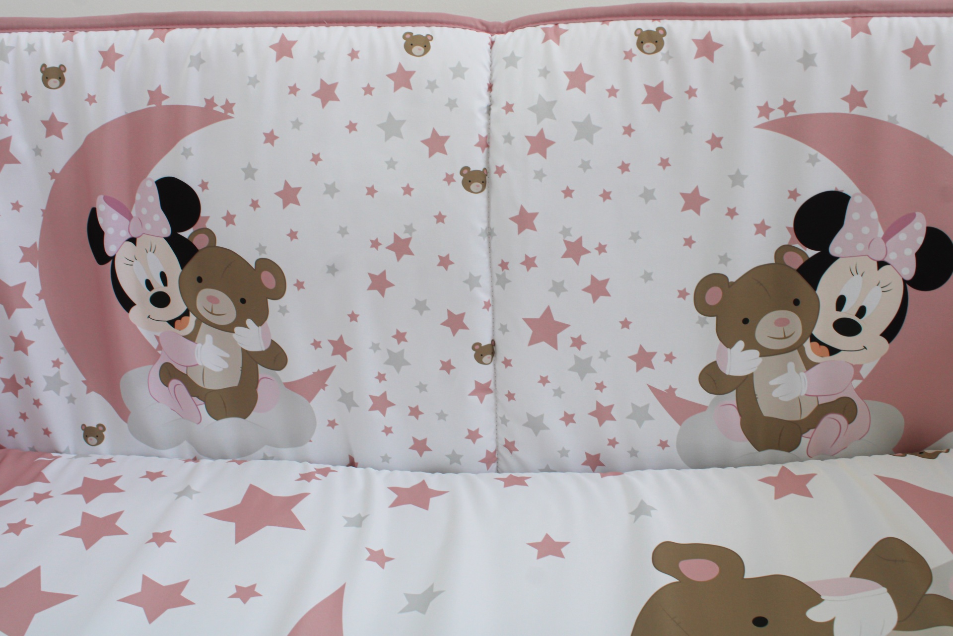 Capa de almofada para berço com padrão de estrelas e personagens tipo rato com ursinho