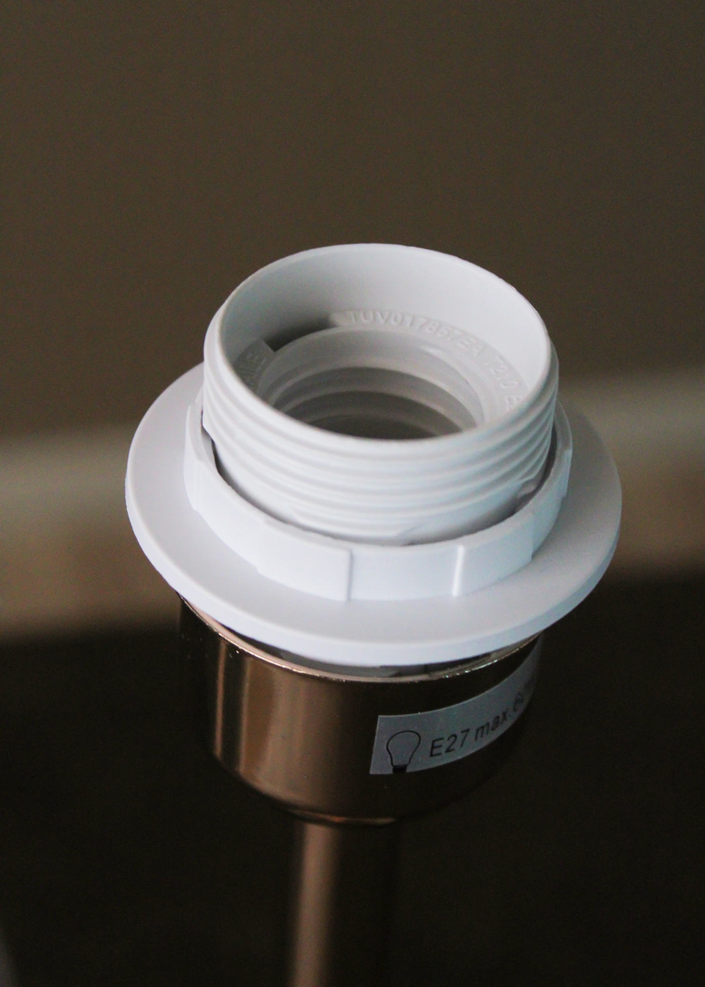 Soquete de lâmpada E27 em plástico branco e metal prateado