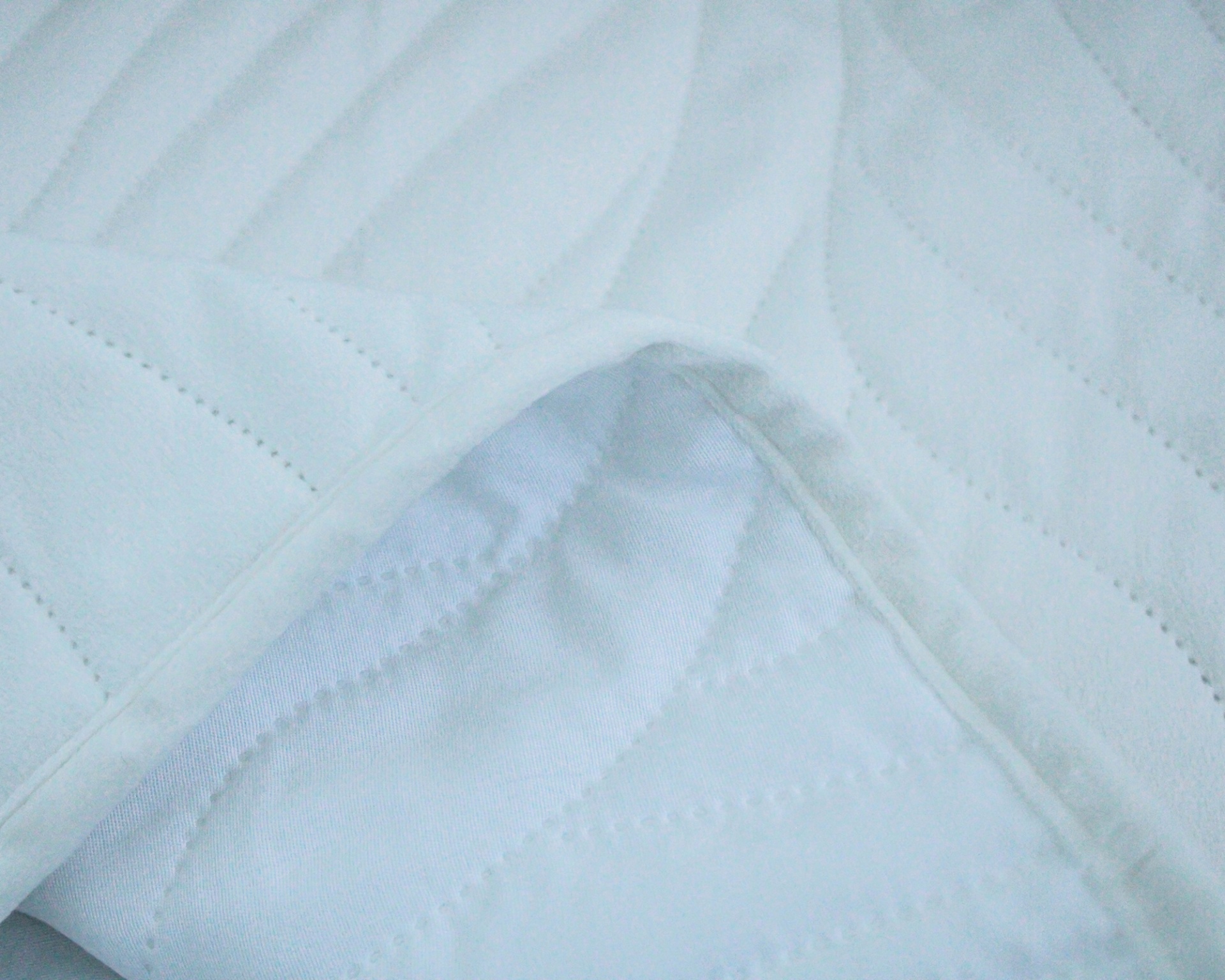 Tecido branco acolchoado com padrão diagonal