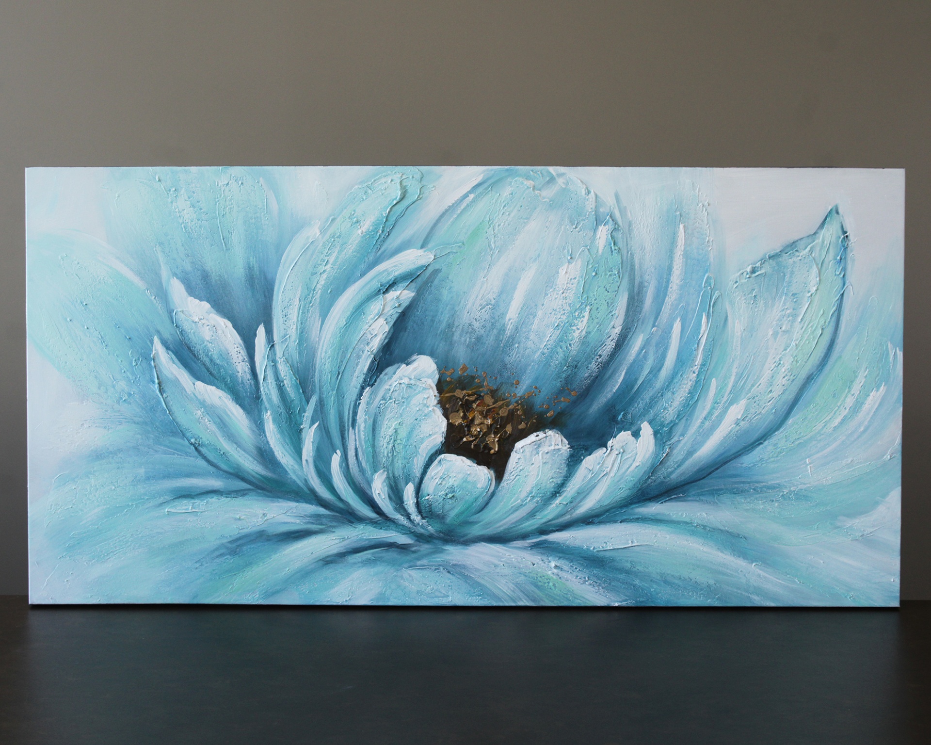 Pintura de flor azul com pétalas texturizadas e centro castanho em quadro retangular