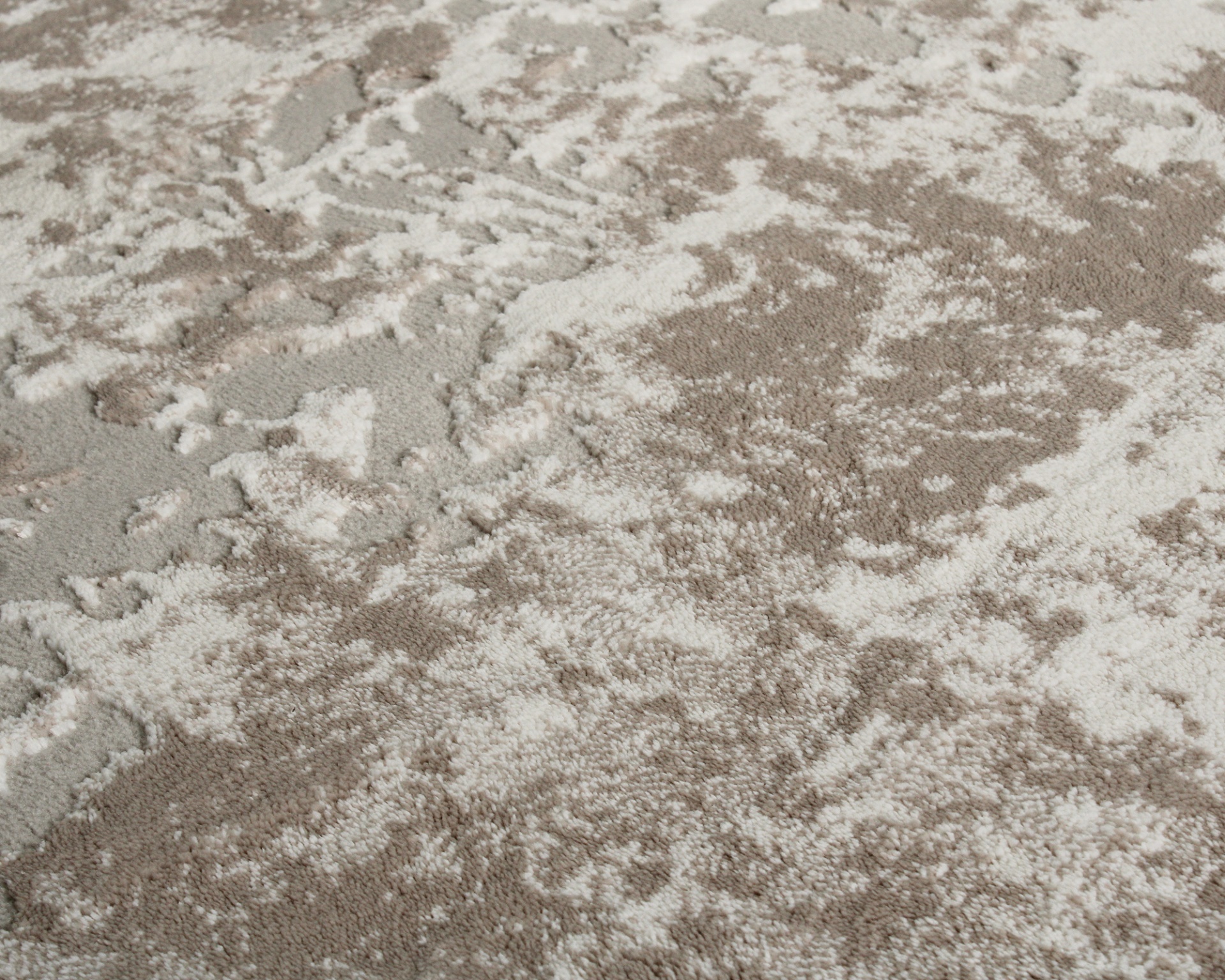 Tapete texturado bege e cinza com padrão abstrato