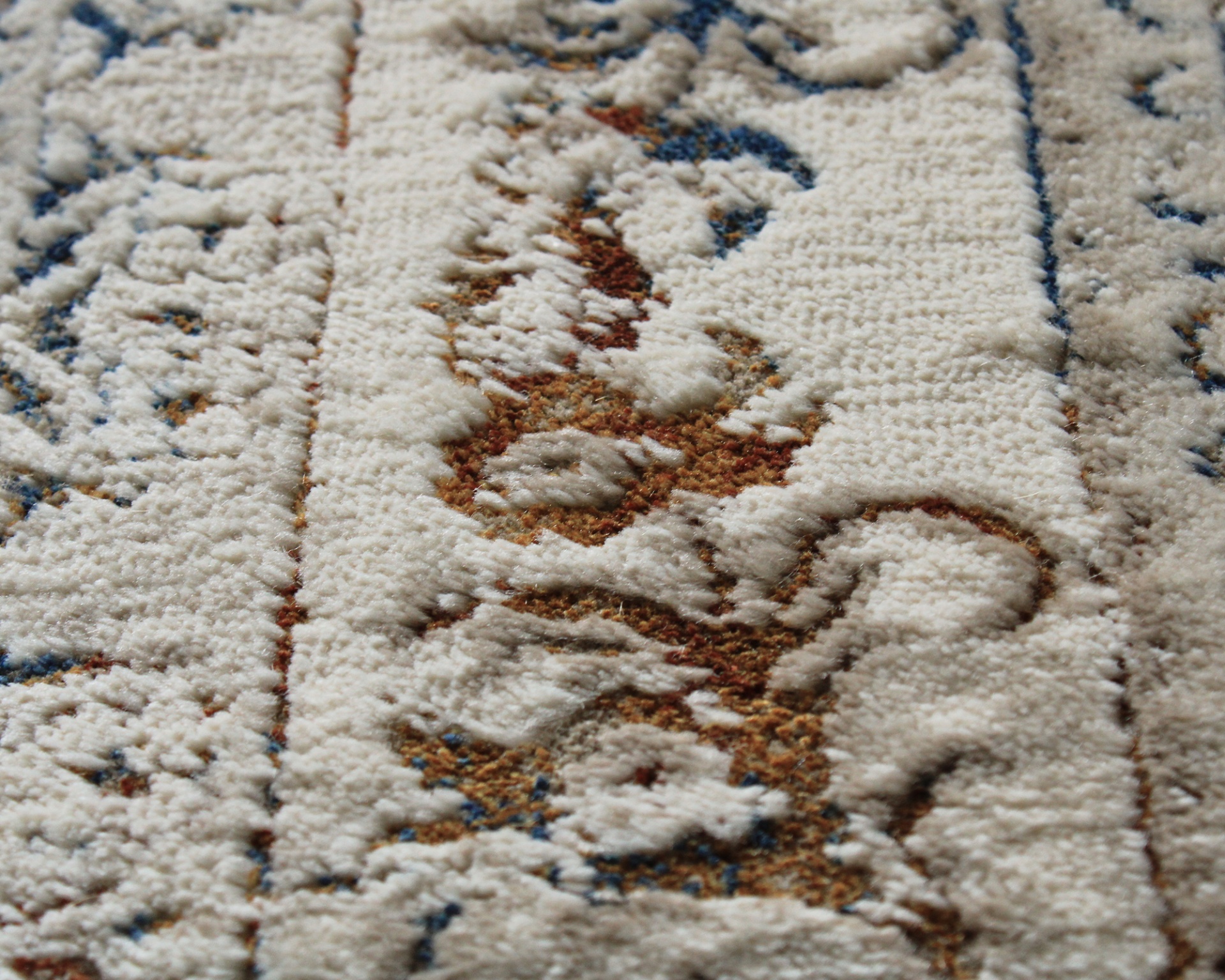 Tapete com padrão de textura felpuda em bege, castanho, azul e branco