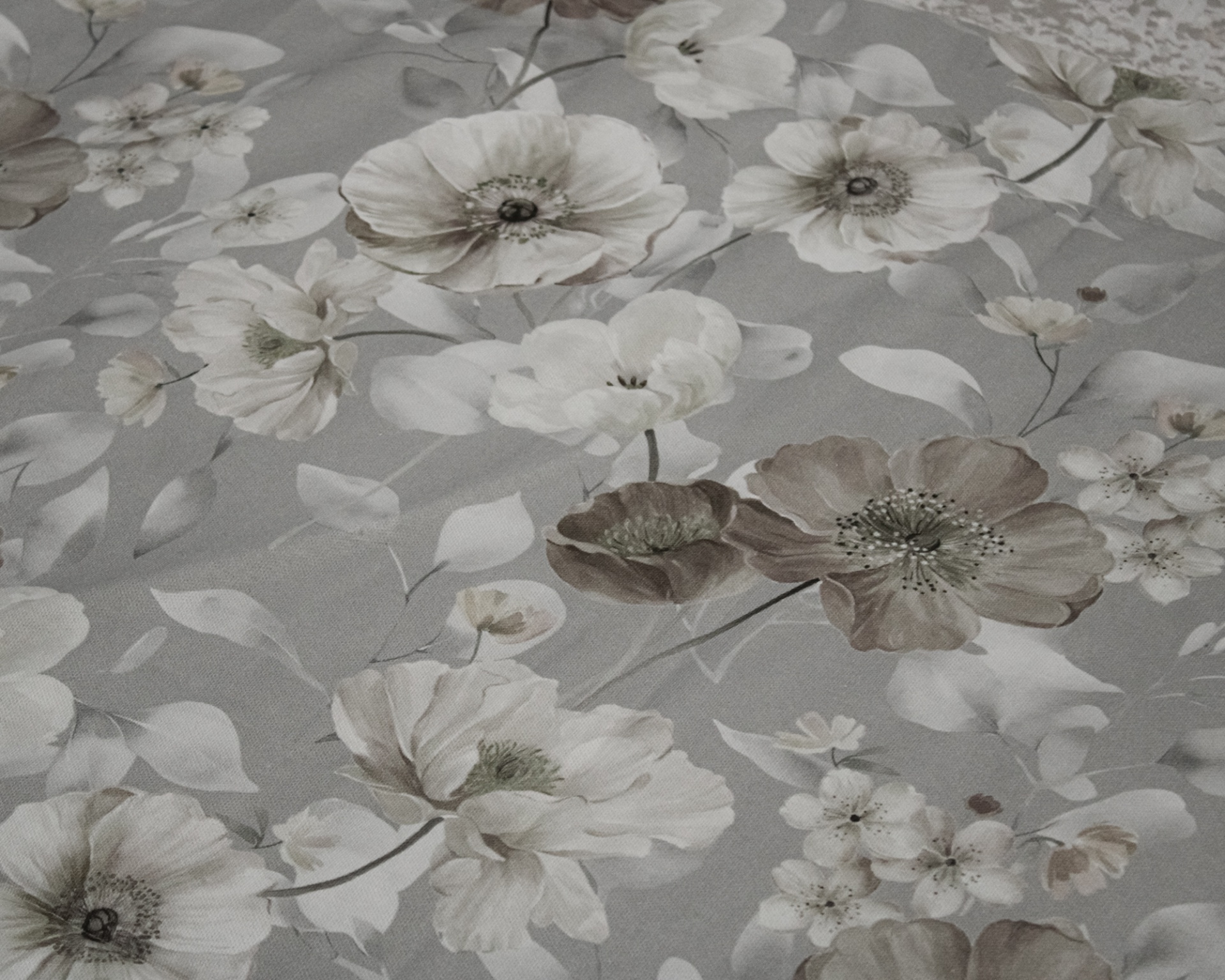 Tecido floral cinzento com flores bege e castanho