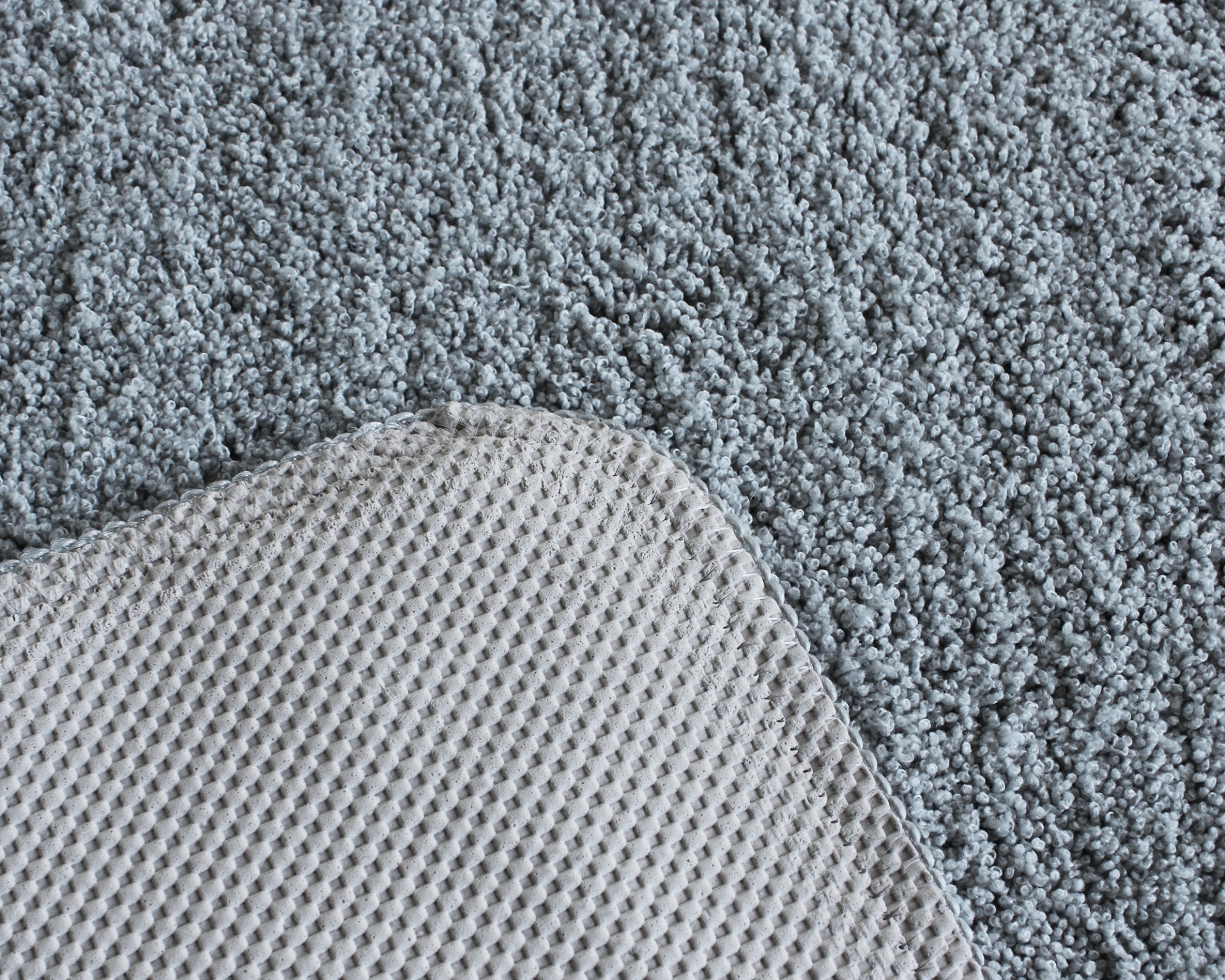 Tapete cinza com tapete bege de malha