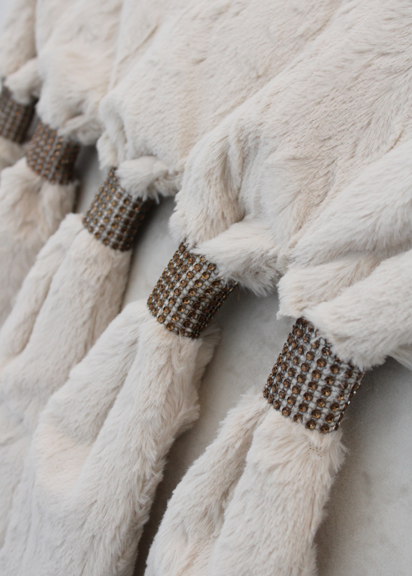 Franja de tecido de pelúcia bege com tira trançada castanha