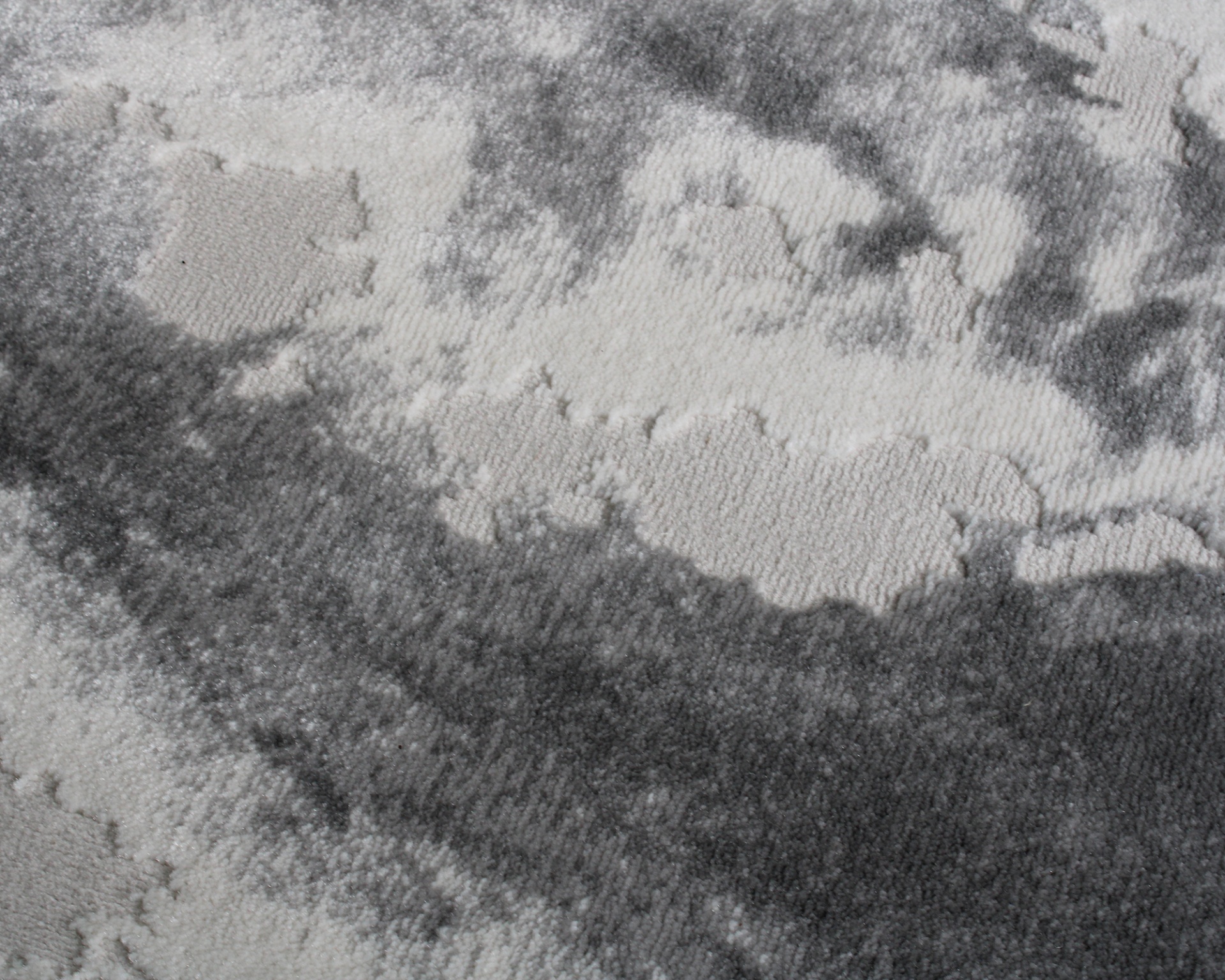 Tapete cinza e branco com padrão abstrato e textura felpuda