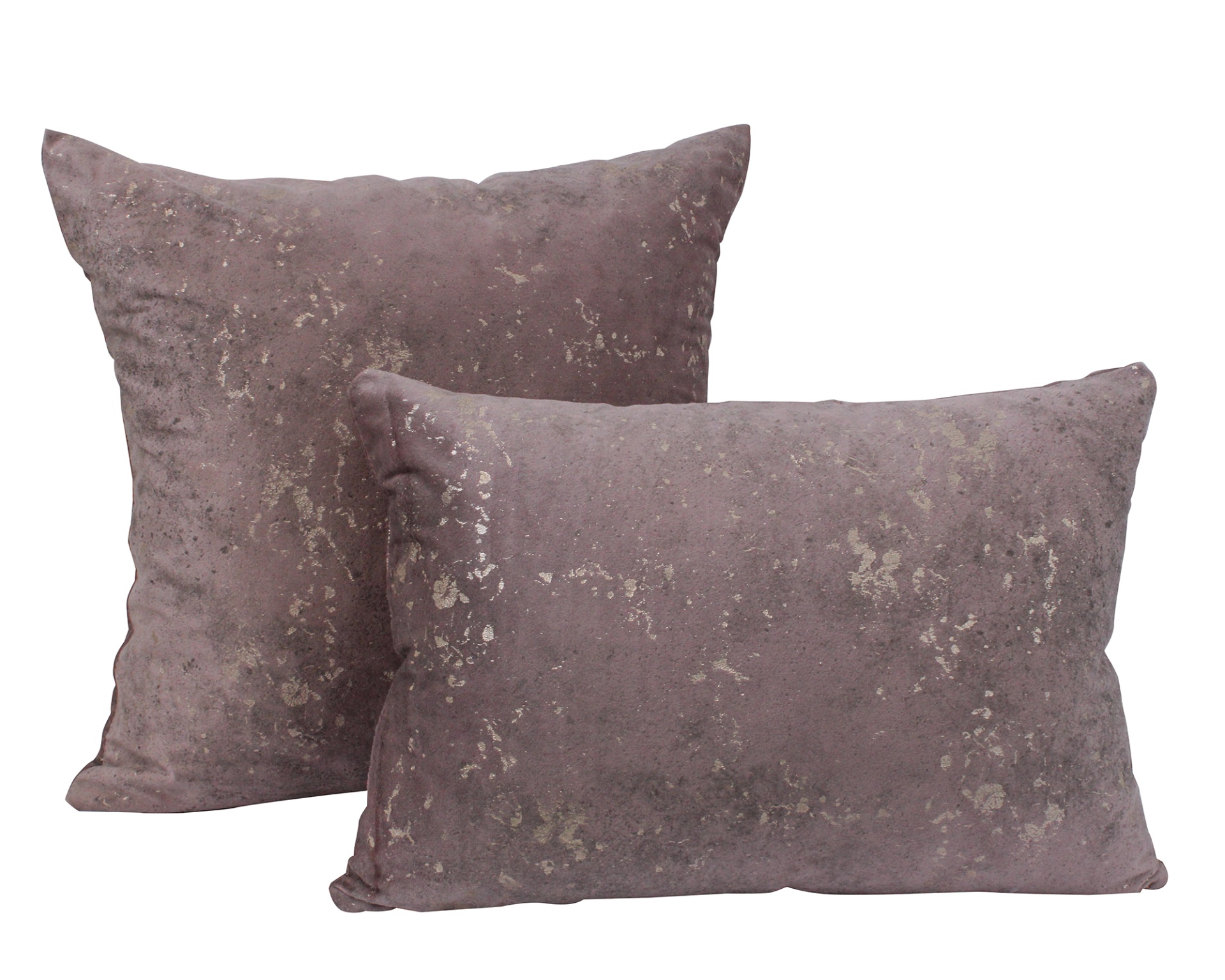 Conjunto de duas almofadas castanhas manchadas com textura aveludada sobre fundo branco