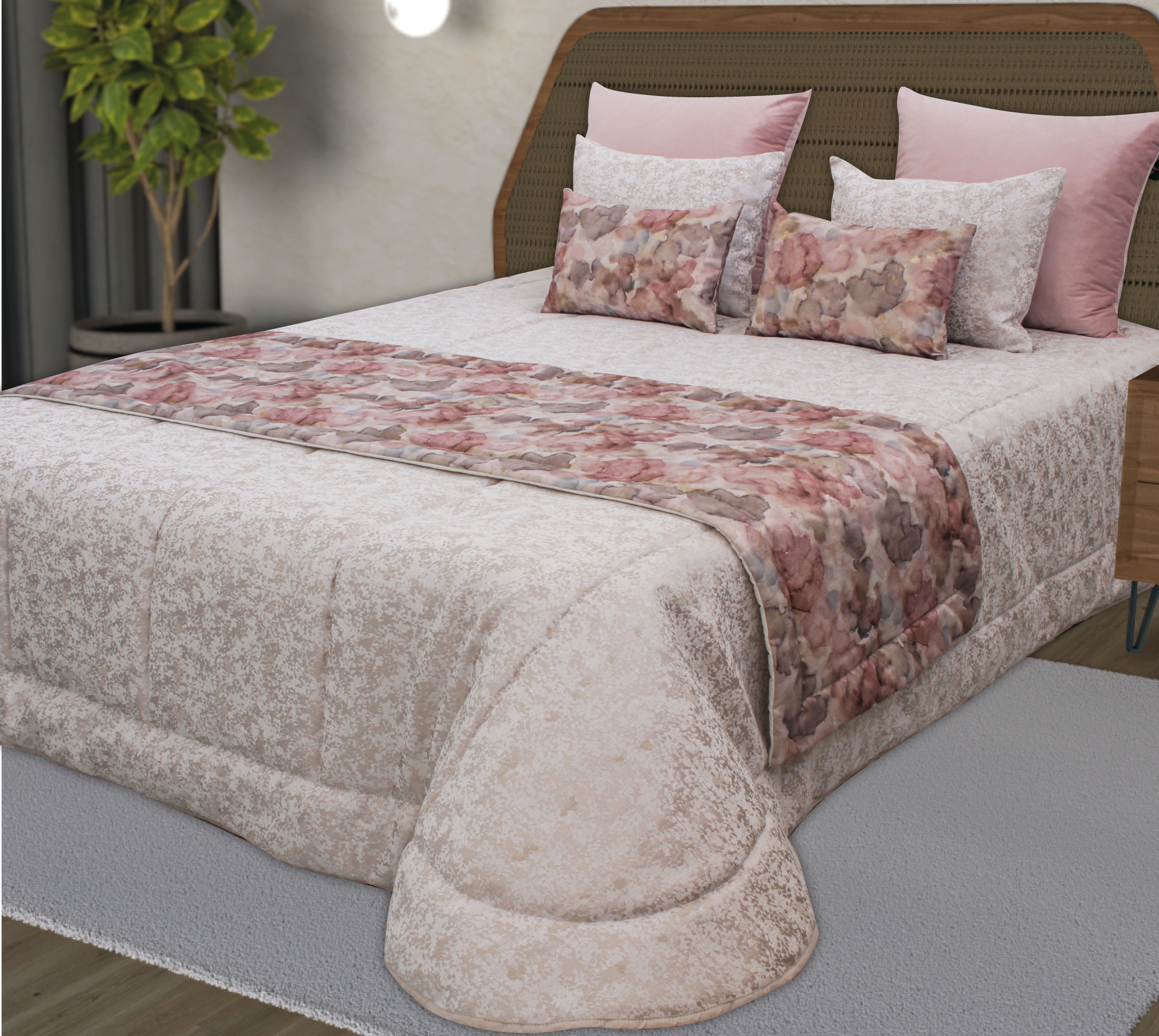 Conjunto de cama com almofadas cor-de-rosa, bege, e padrão abstrato, coberto com cobreleito bege e passadeira floral.