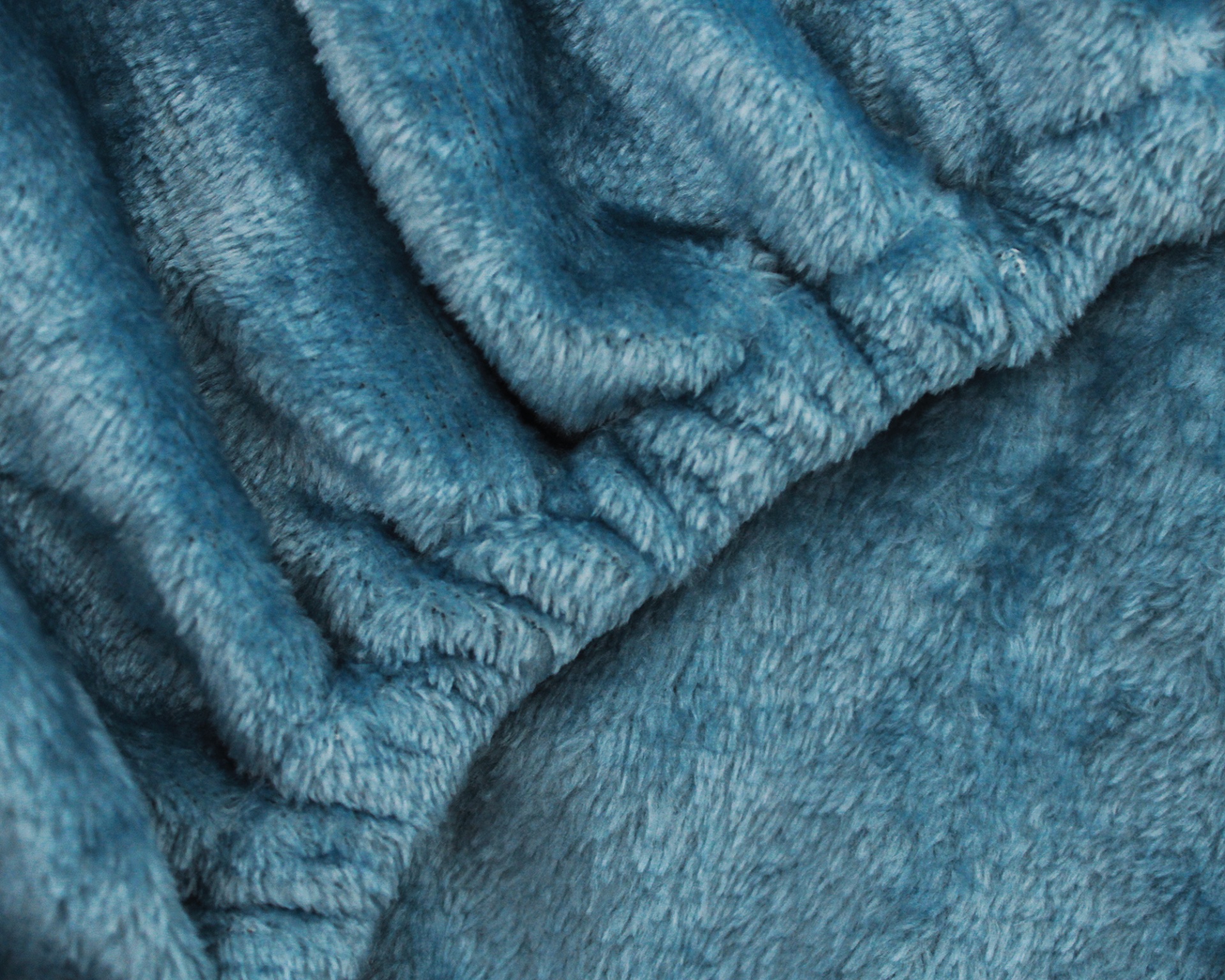 Tecido azul felpudo com textura macia e pregas