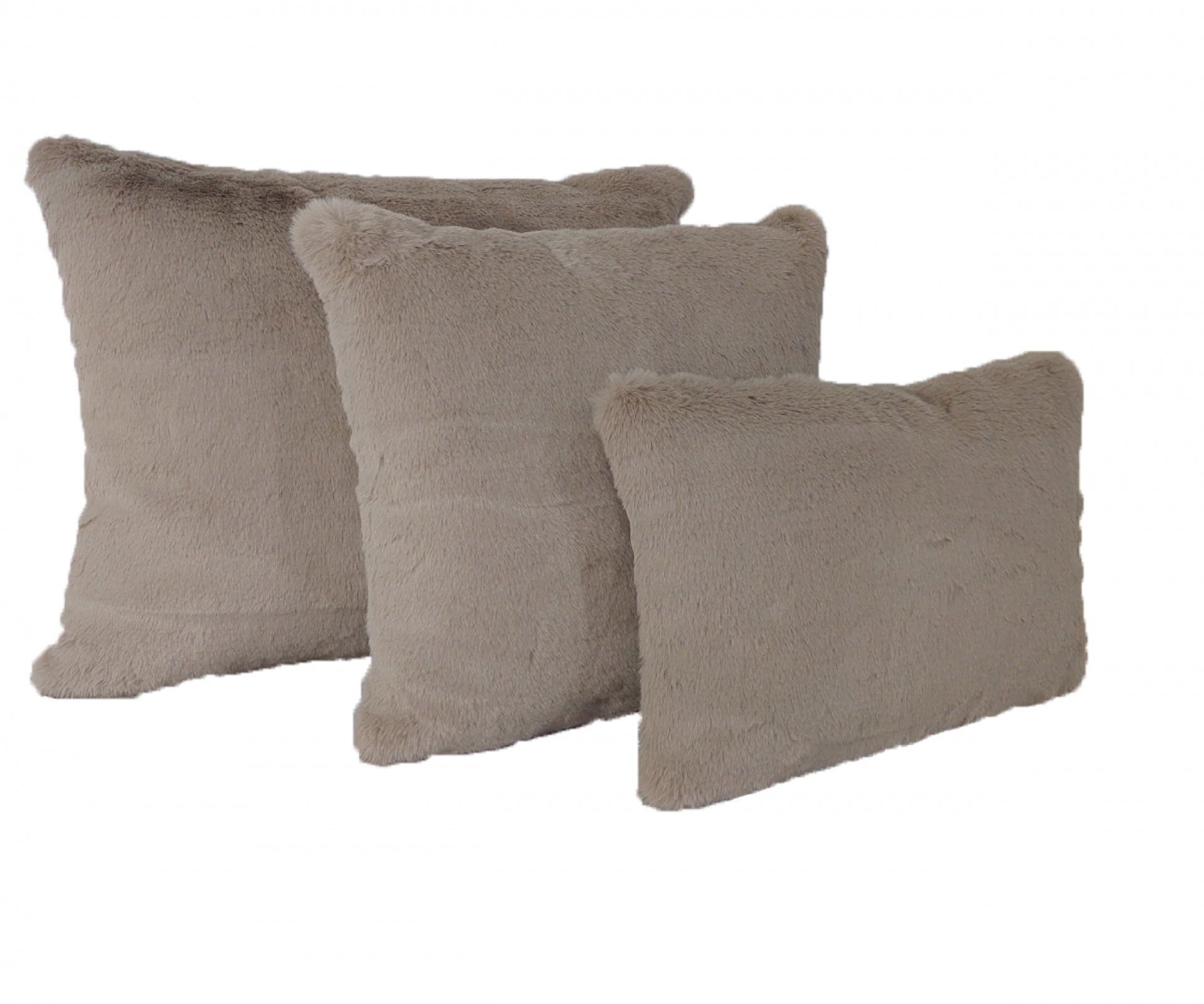 Três almofadas em tecido peludo bege de diferentes tamanhos