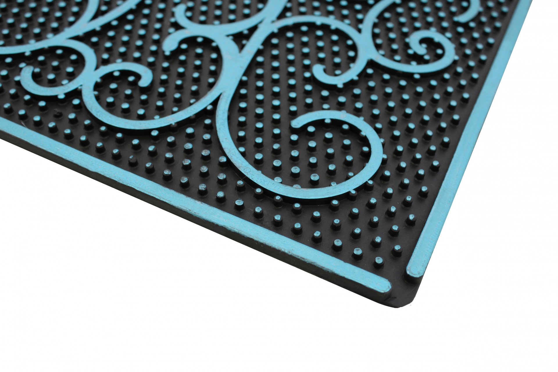 Tapete anti-derrapante preto com padrão azul e pequenas protuberâncias