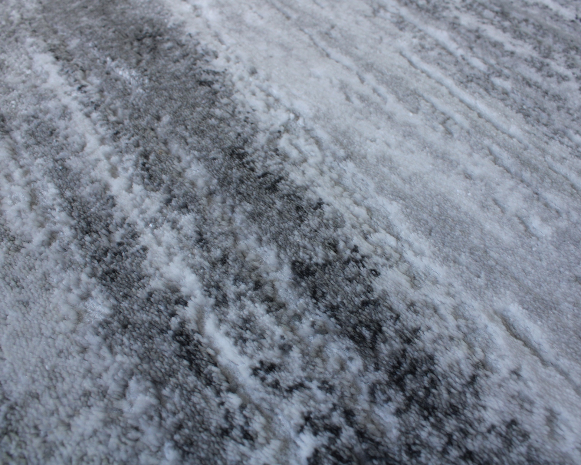 tecido felpudo cinzento com faixas irregulares