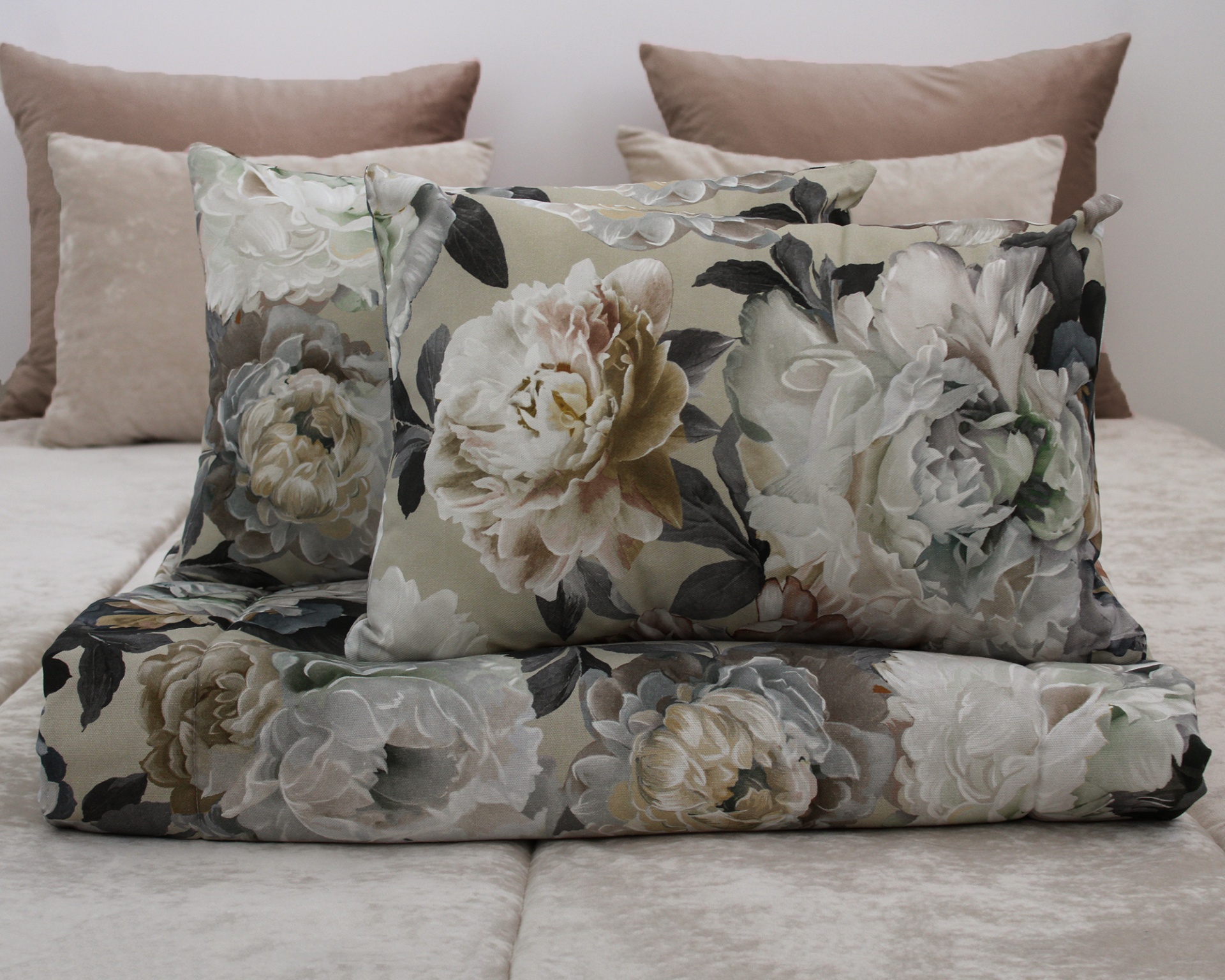 Conjunto de cama floral em tons neutros com almofadas e edredão