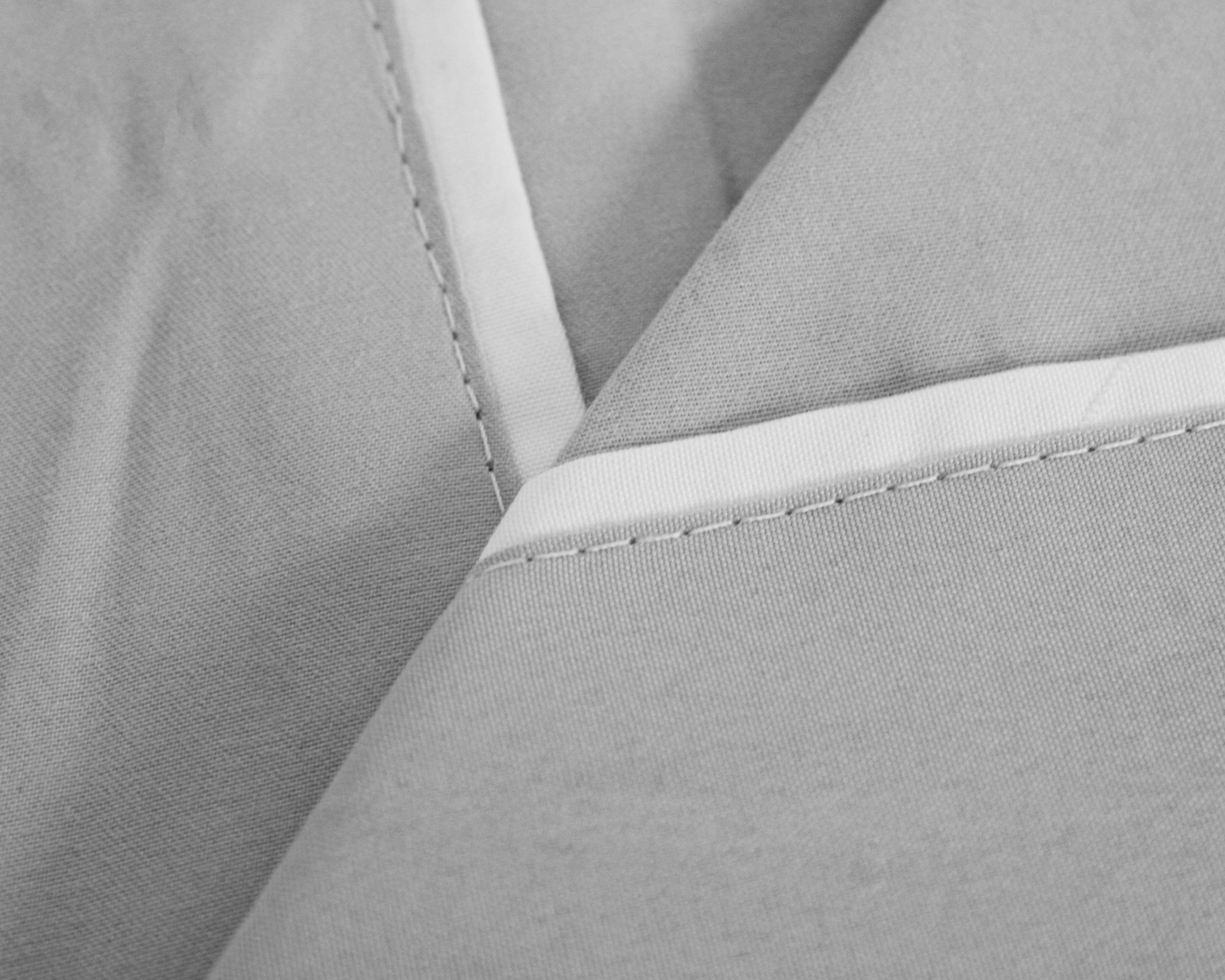 tecido cinzento com costura branca e textura fina