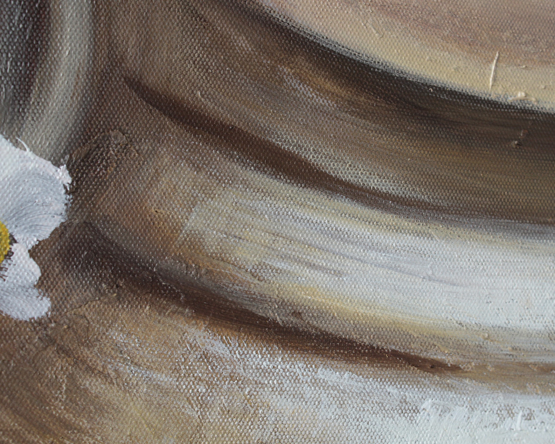 Pormenor de pintura a óleo com flor branca e fundo castanho