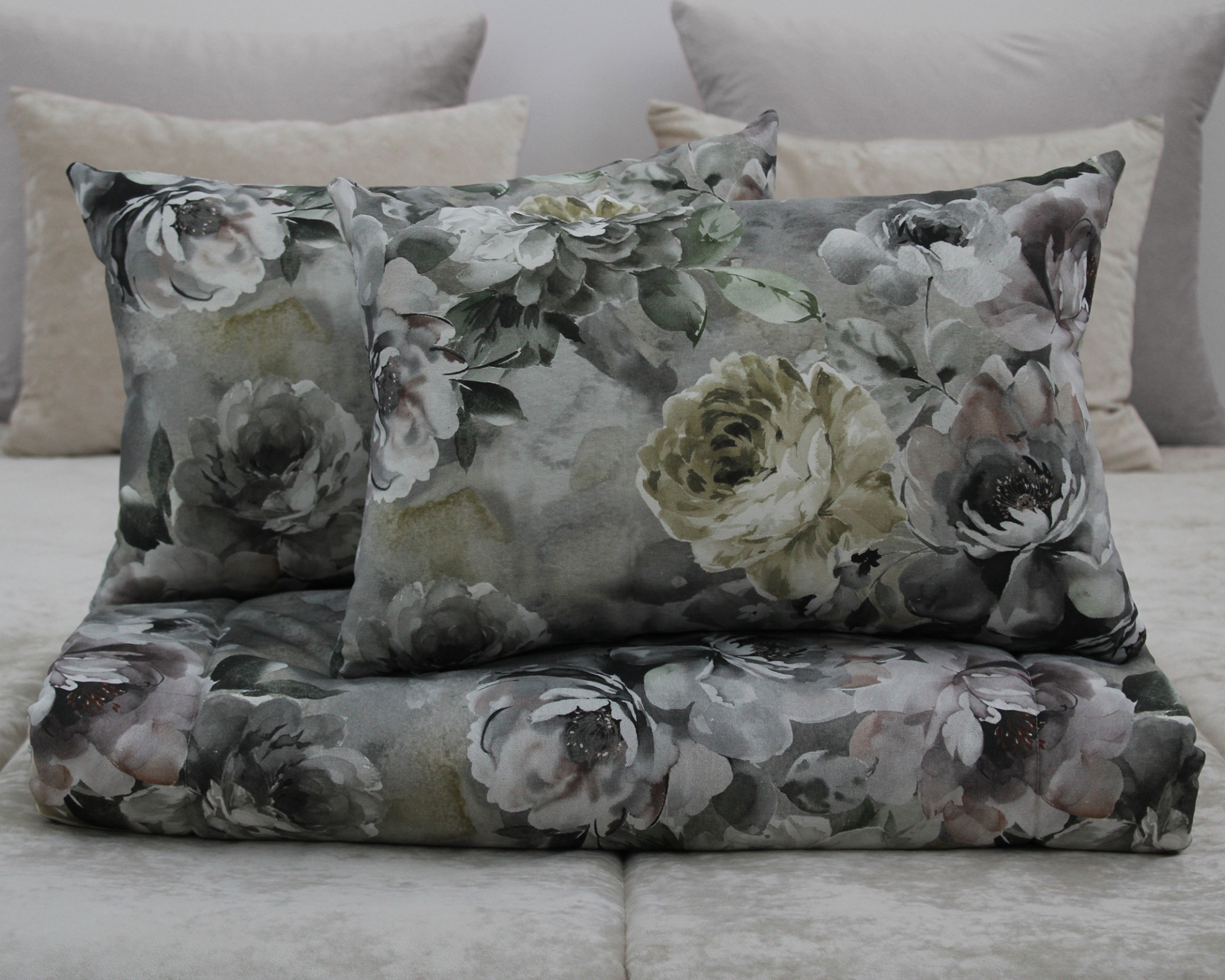 Conjunto de roupa de cama com padrão floral em tons de cinzento, branco e verde