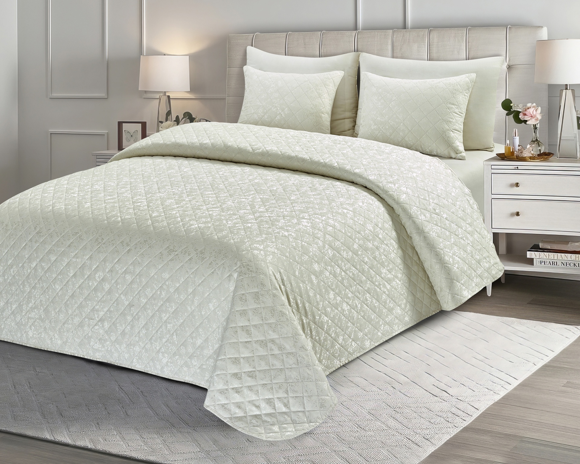 Conjunto de cama claro com padrão acolchoado em quarto moderno