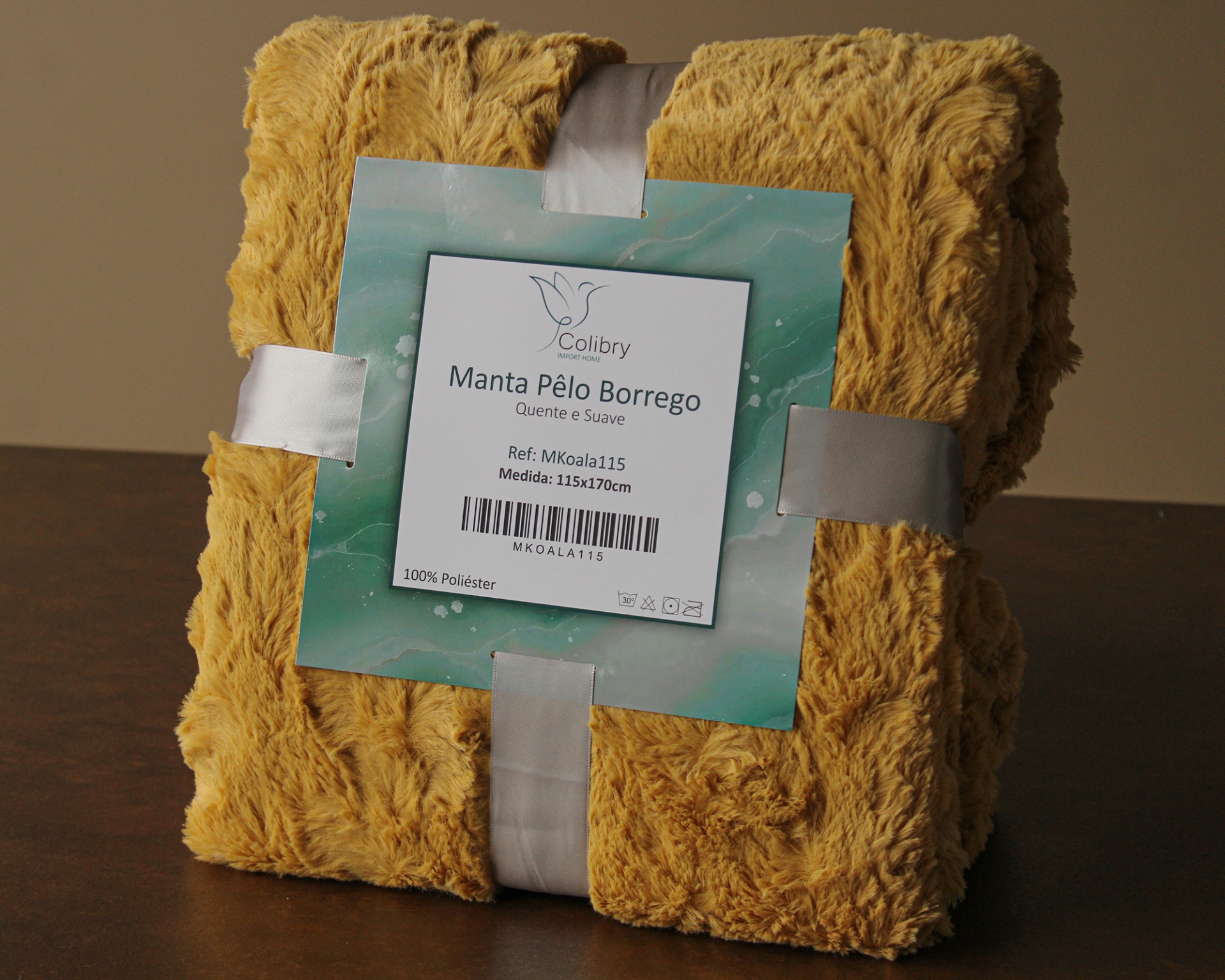 Manta de pelo borrego amarelo mostarda com etiqueta informativa