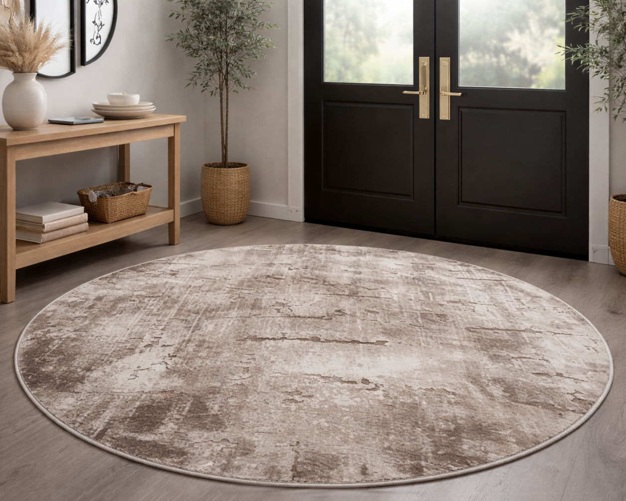 Tapete redondo bege e castanho claro com padrão abstrato numa sala com móvel, vasos e porta preta