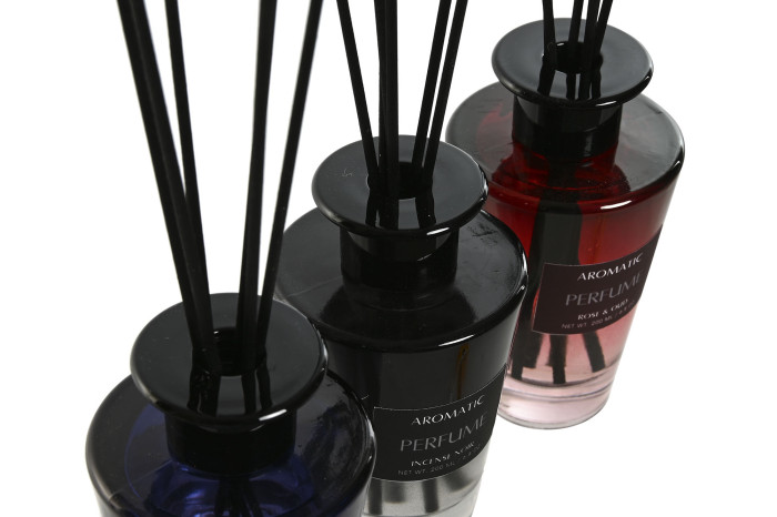 Três frascos de fragrâncias aromáticas com sticks difusores em vidro azul, preto e vermelho
