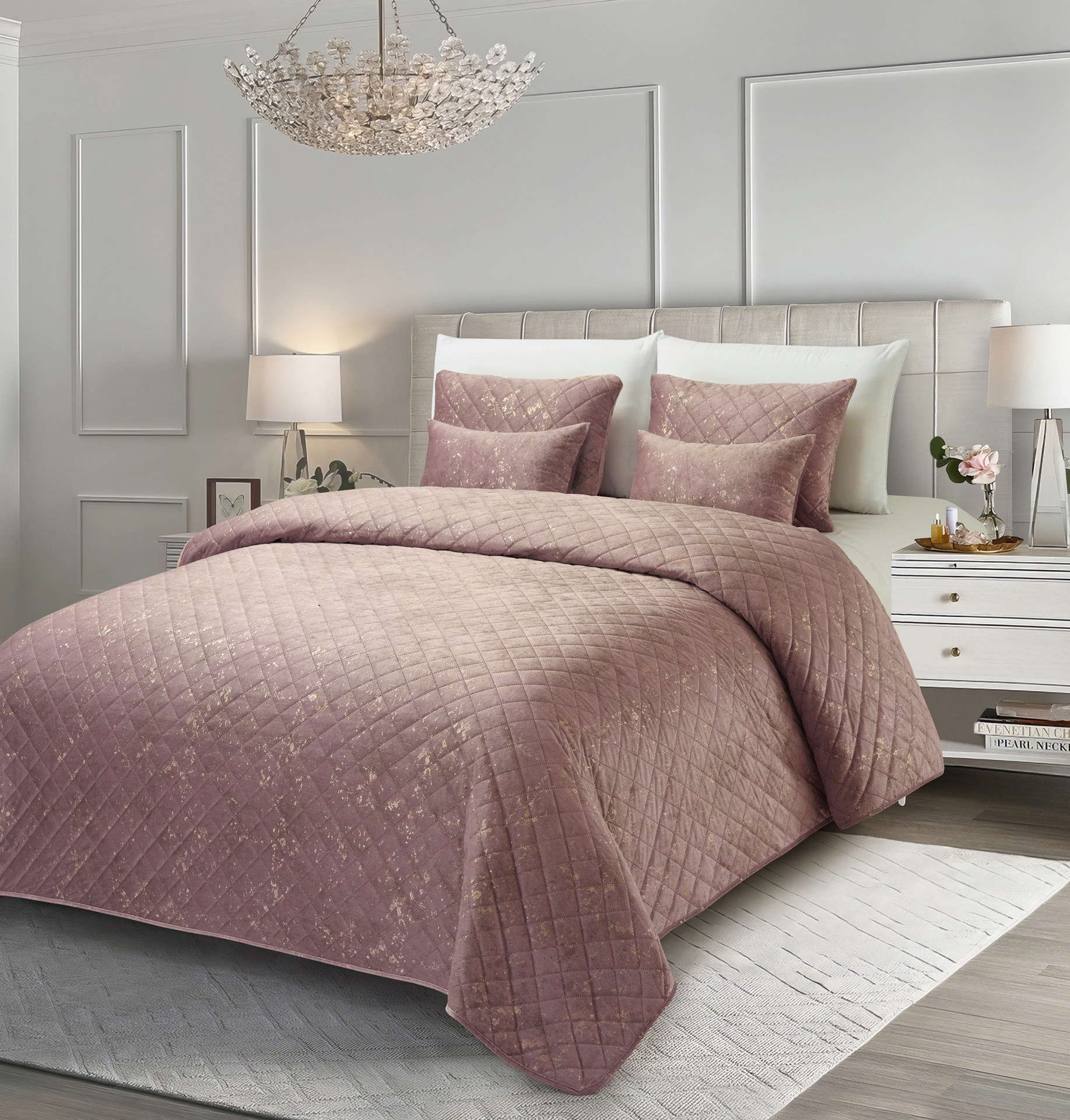 Jogo de cama rosa matelassê em cama moderna com decoração neutra