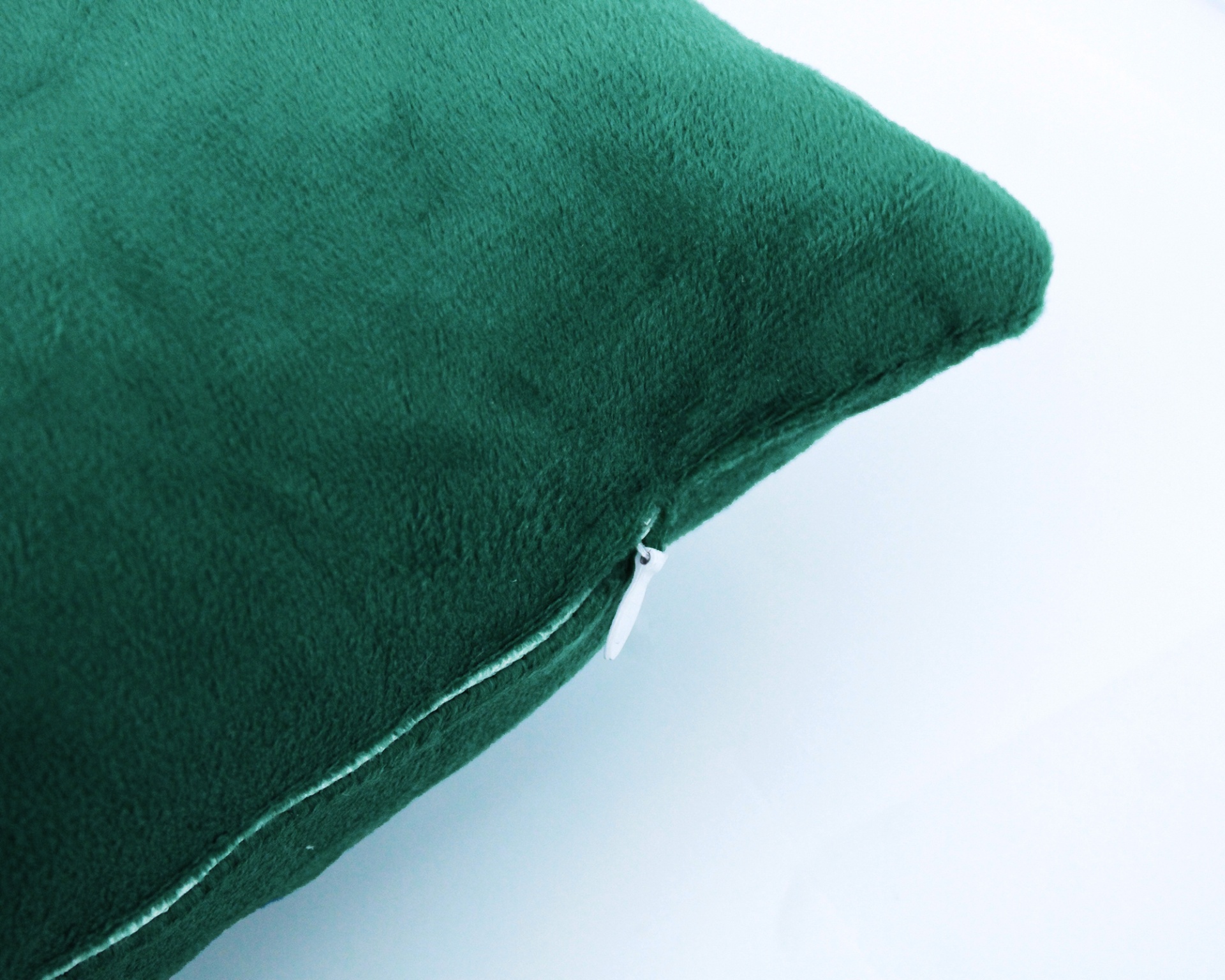 Almofada verde escura de veludo com fecho de correr branco