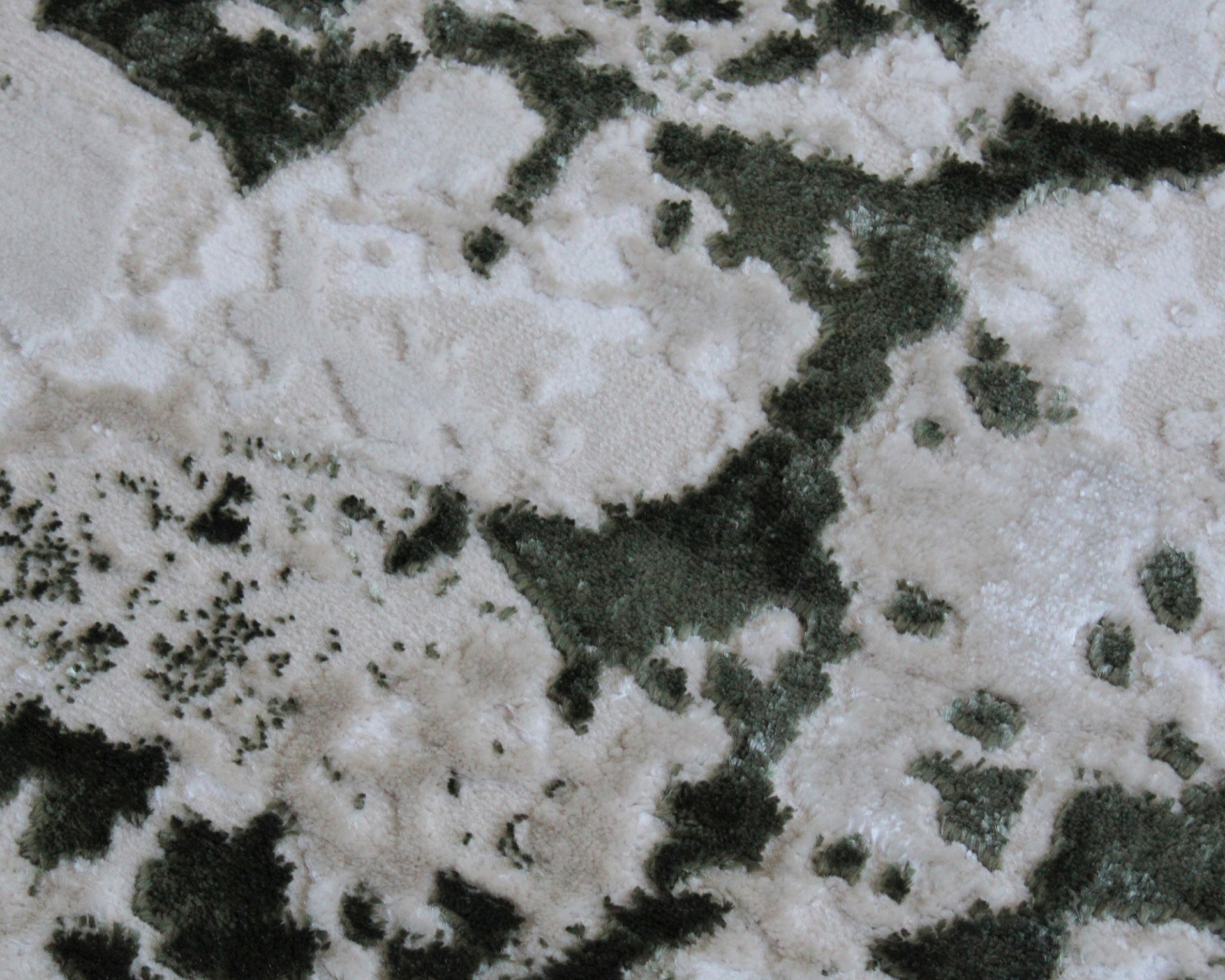 Tapete cinza claro e escuro com padrão abstrato e textura felpuda