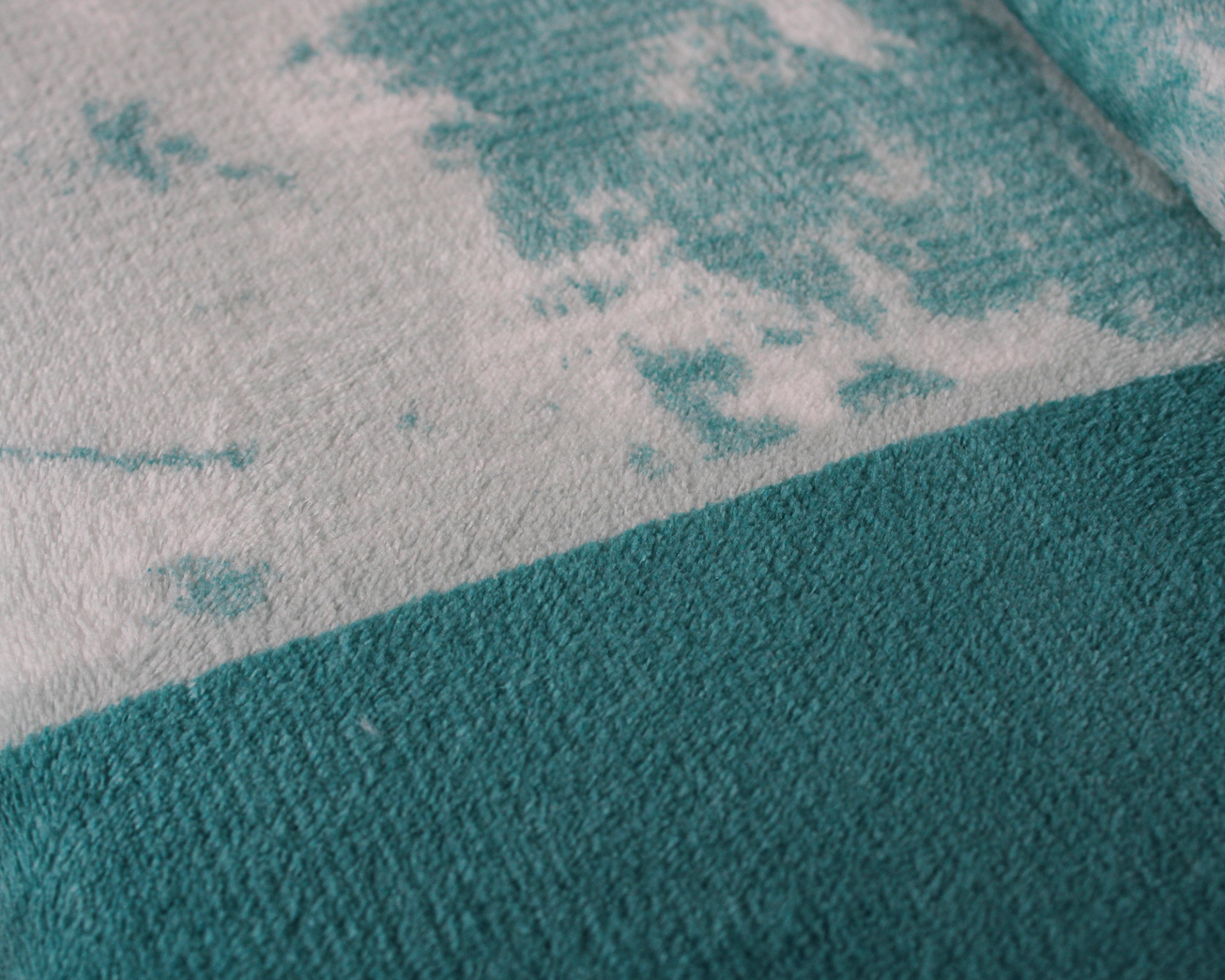 tecido azul turquesa e branco com textura felpuda