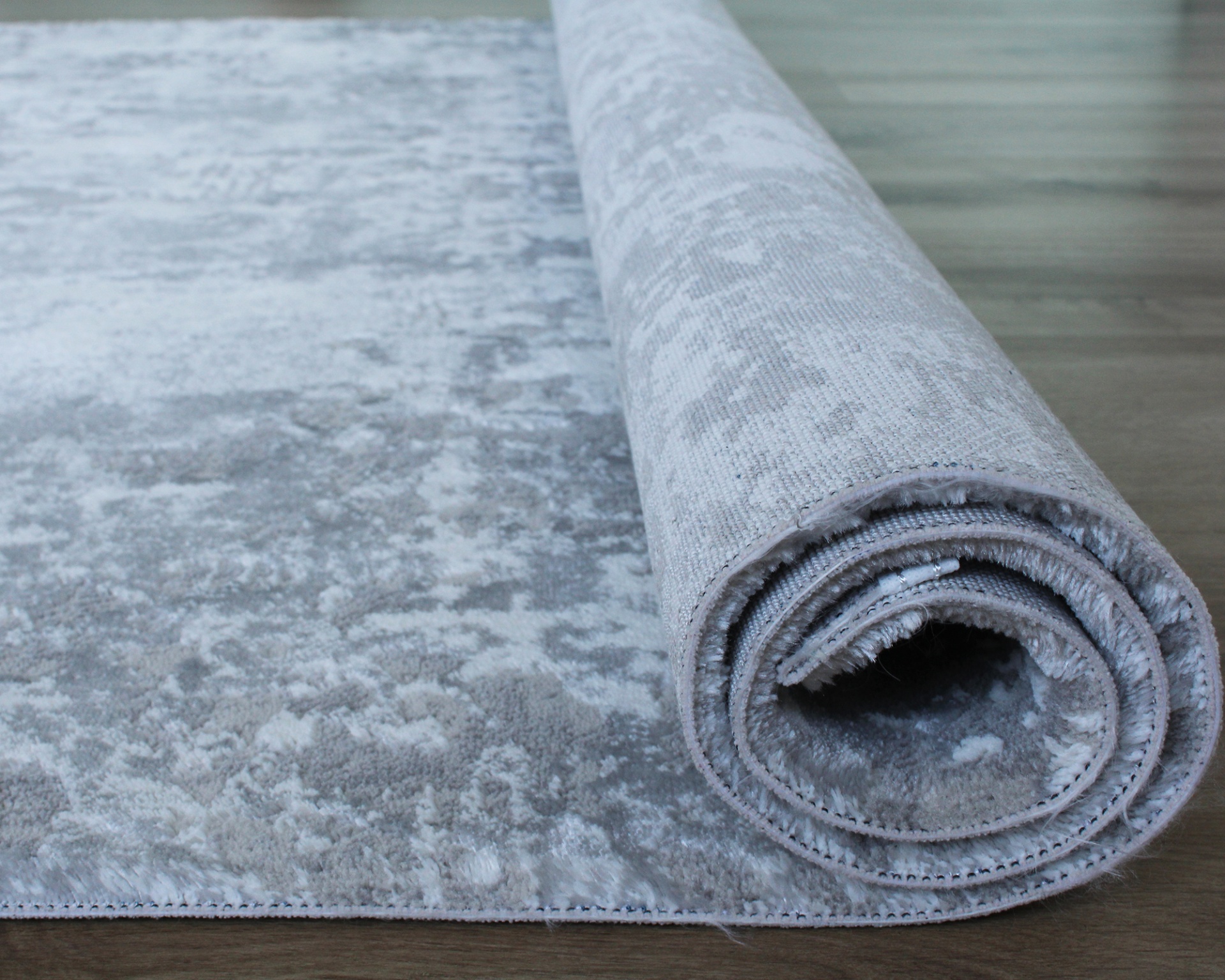 Tapete cinza claro com padrão subtil enrolado