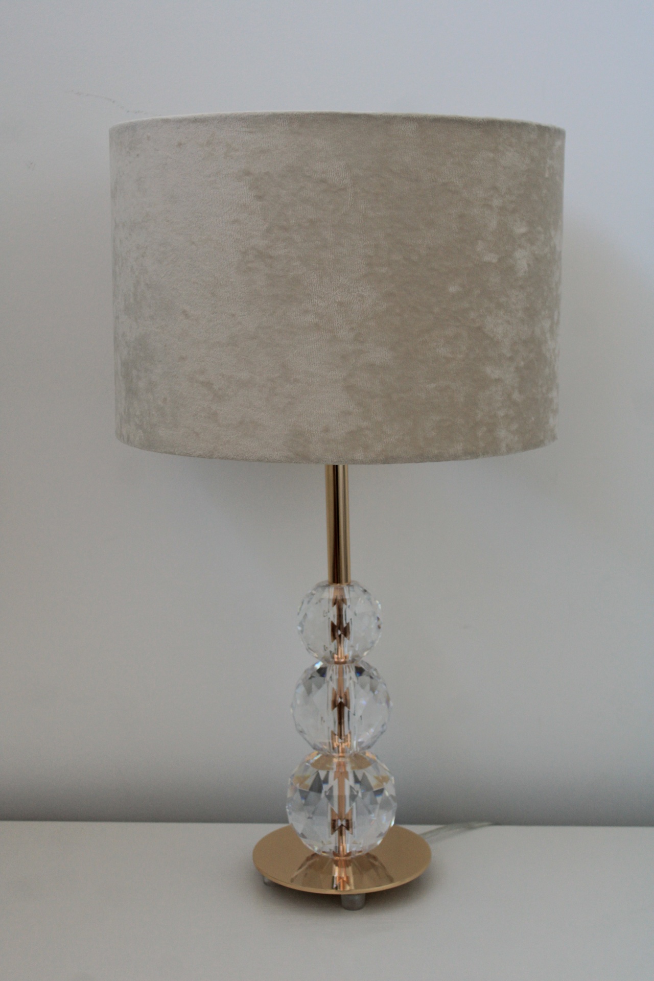 Candeeiro de mesa com base dourada e esferas de vidro cristal com abajur cinza claro