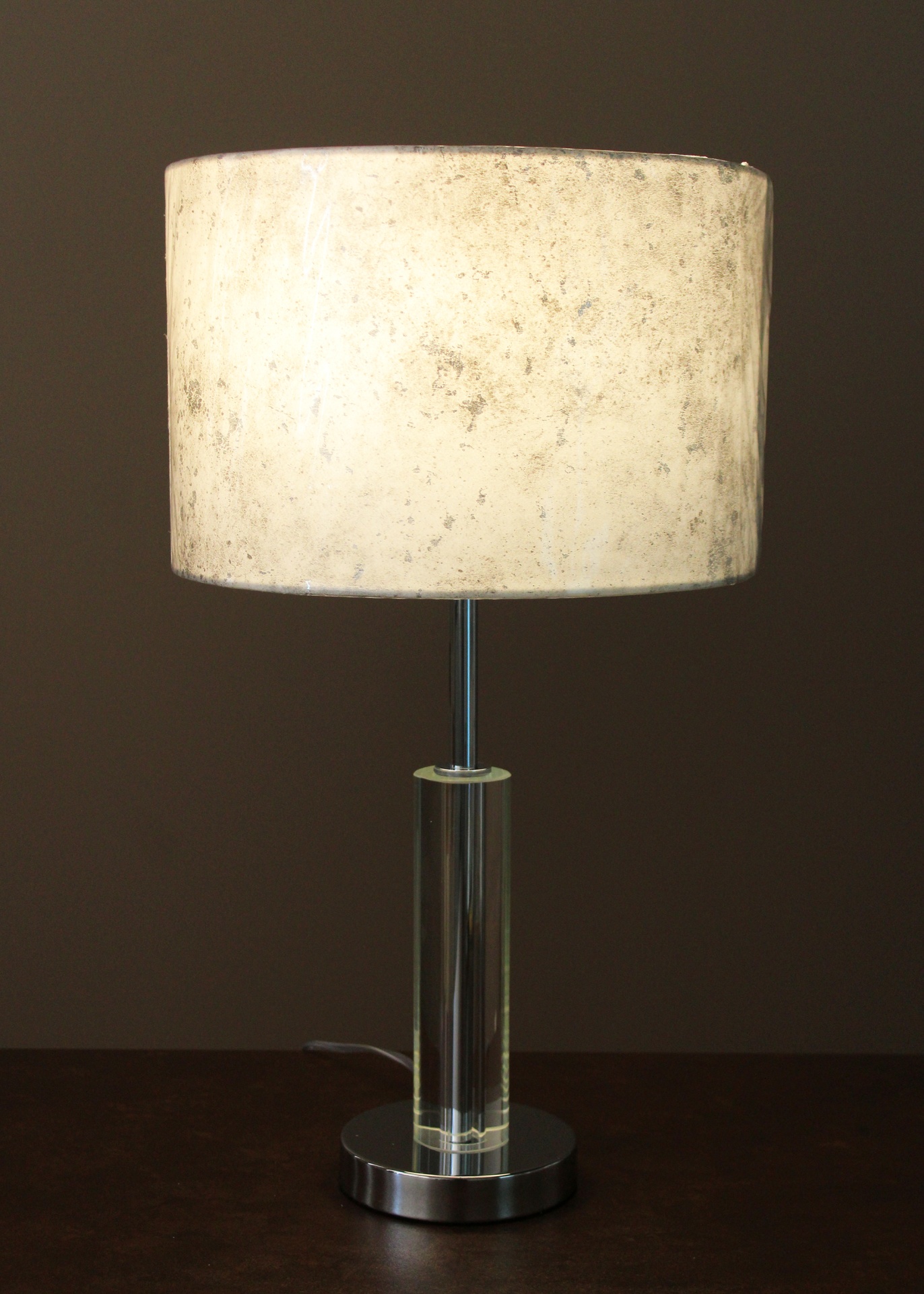 Candeeiro de mesa com abajur bege marmoreado e base metálica e acrílica