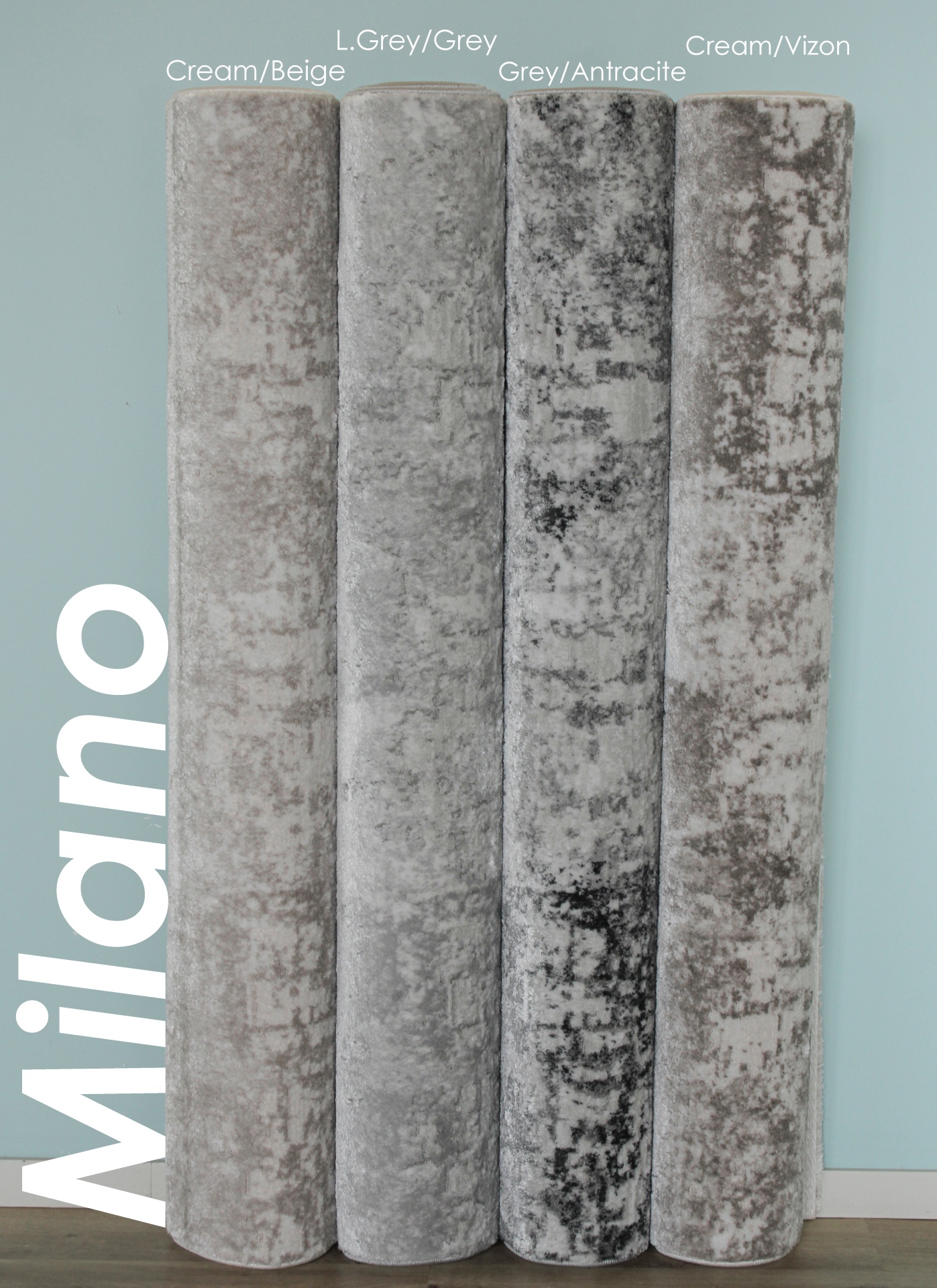 Quatro rolos de tapete em tons neutros contra parede azul