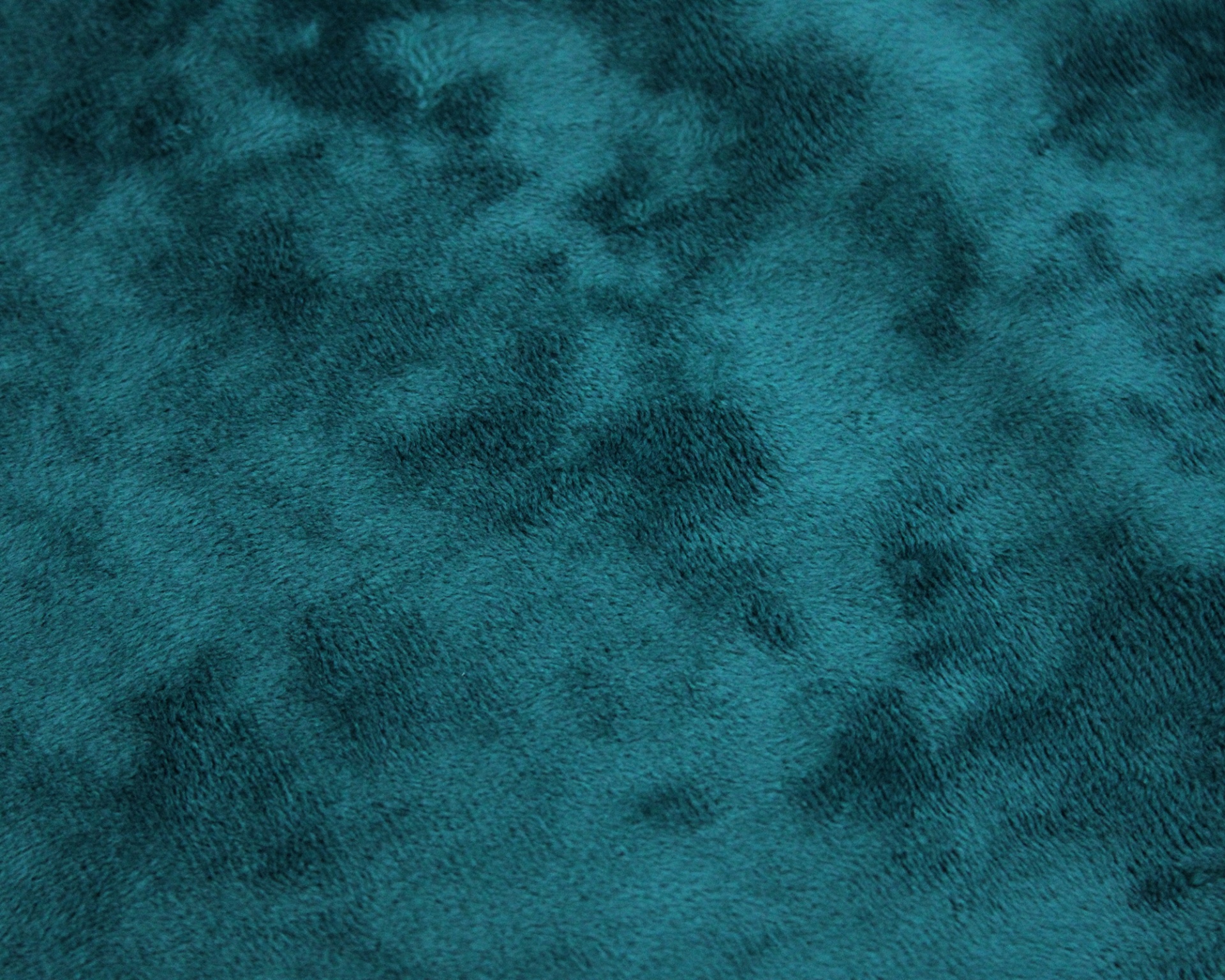 Tecido verde-azulado macio com textura aveludada