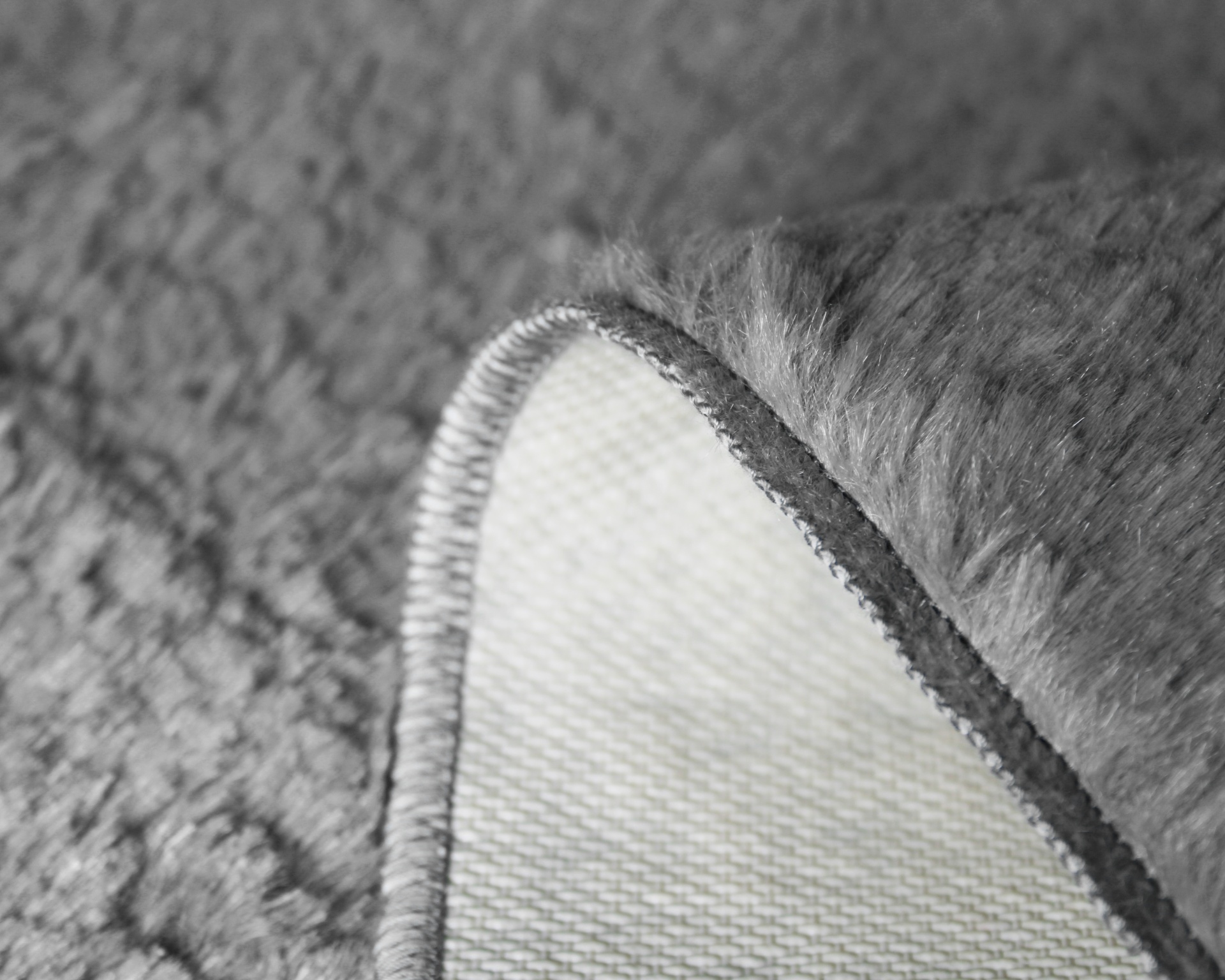 Tapete cinzento texturado com verso branco