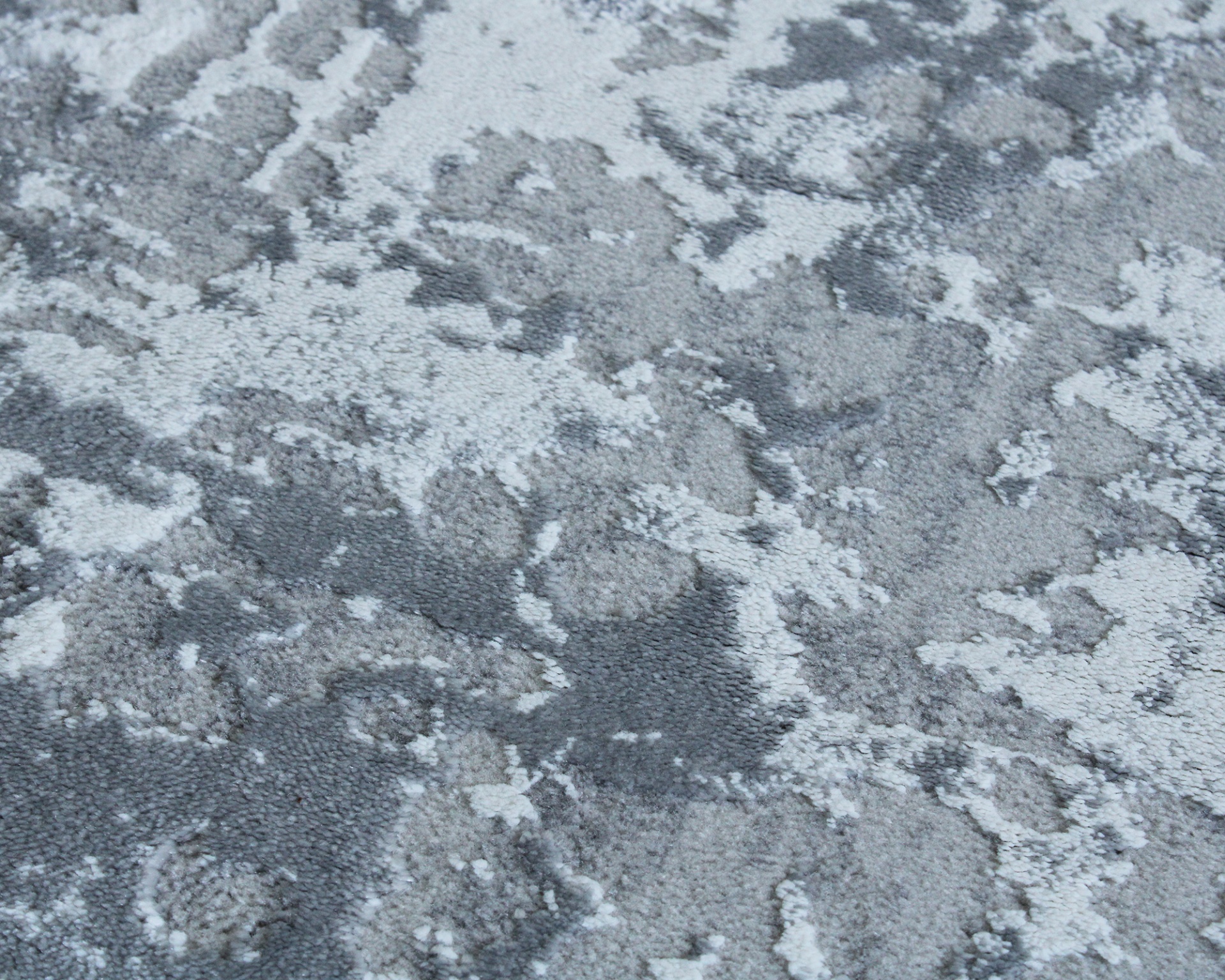 Tapete cinzento com padrão abstrato em vários tons de cinza