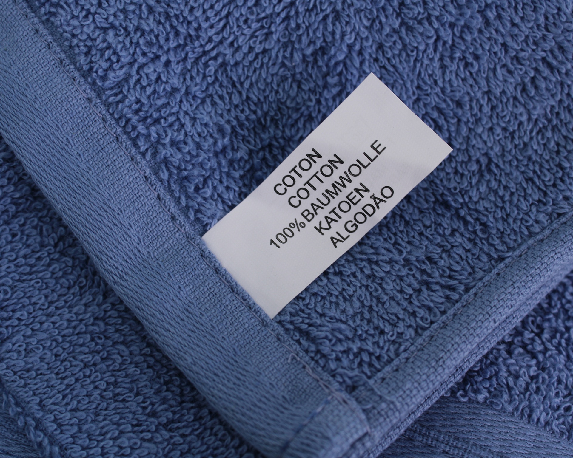 Toalha de banho azul com etiqueta de algodão