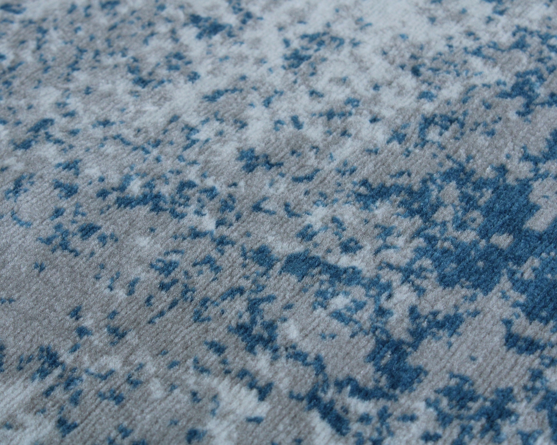 Tapete azul e cinza com padrão abstrato e textura felpuda