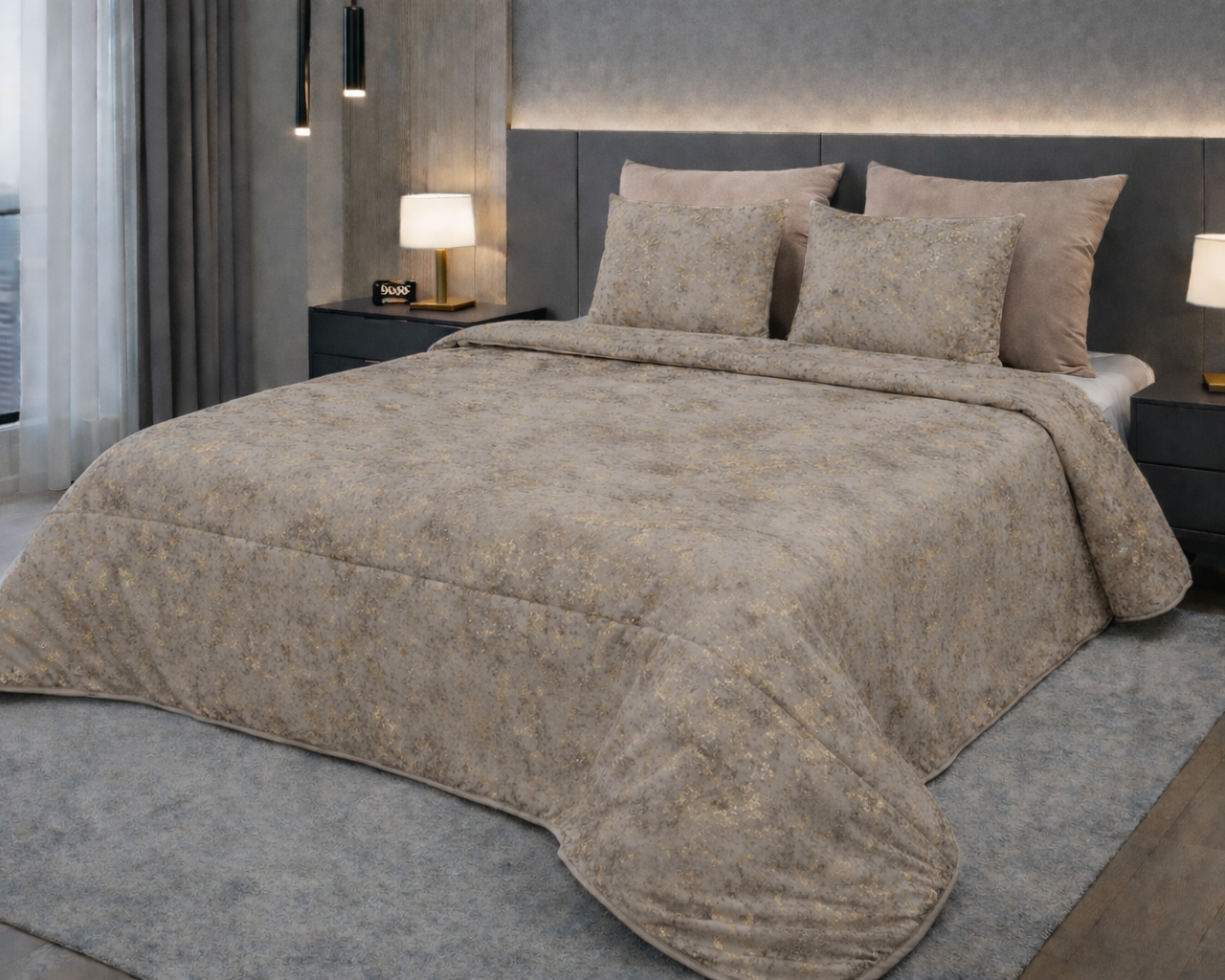 Cama casal com edredão e almofadas cinzentas com padrão dourado e cabeceira estofada cinzenta