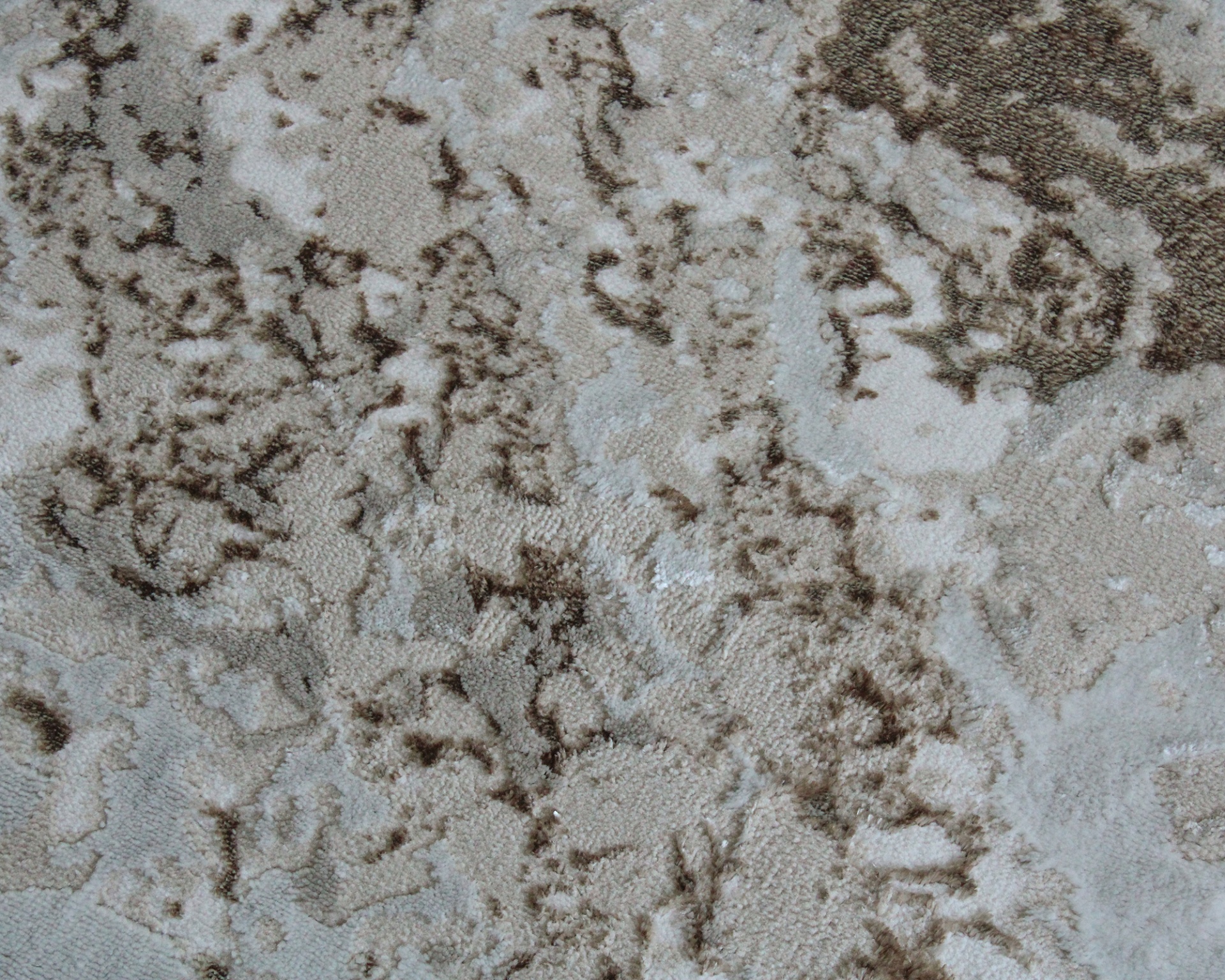 Tecido ou tapete com padrão abstrato em tons neutros e textura felpuda