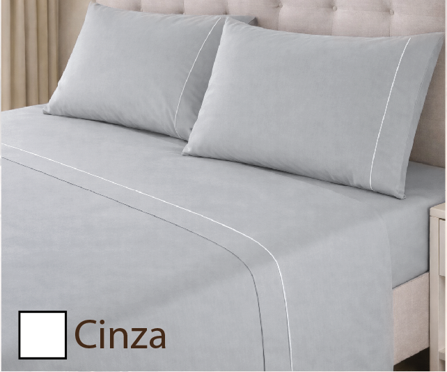 Conjunto de lençóis cinza claro com detalhes brancos em cama estofada bege