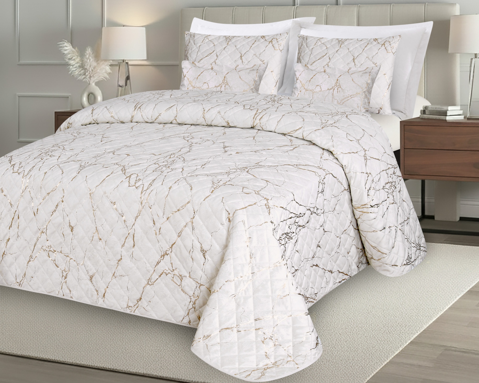 Conjunto de cama branco com padrão marmoreado dourado numa cama com cabeceira bege e mesa de cabeceira de madeira